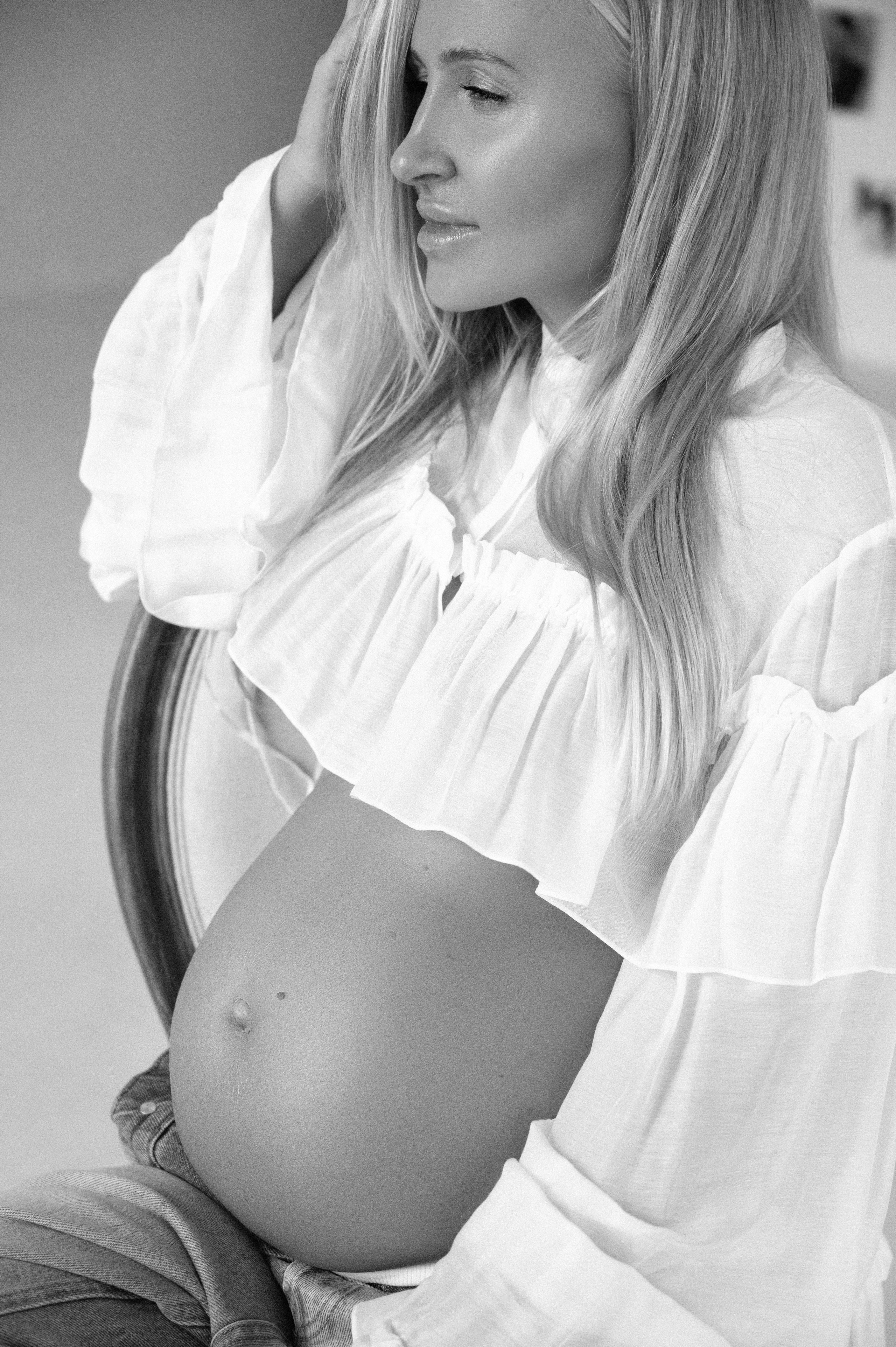 Профессиональный семейный и беременный фотограф в Санкт-Петербурге — Маргарита Иванова. Индивидуальные фотосессии под ключ: от образа до гот. Профессиональный фотограф беременности в СПБ. Стильные фотосессии беременности в стиле минимализм и классическая фотография