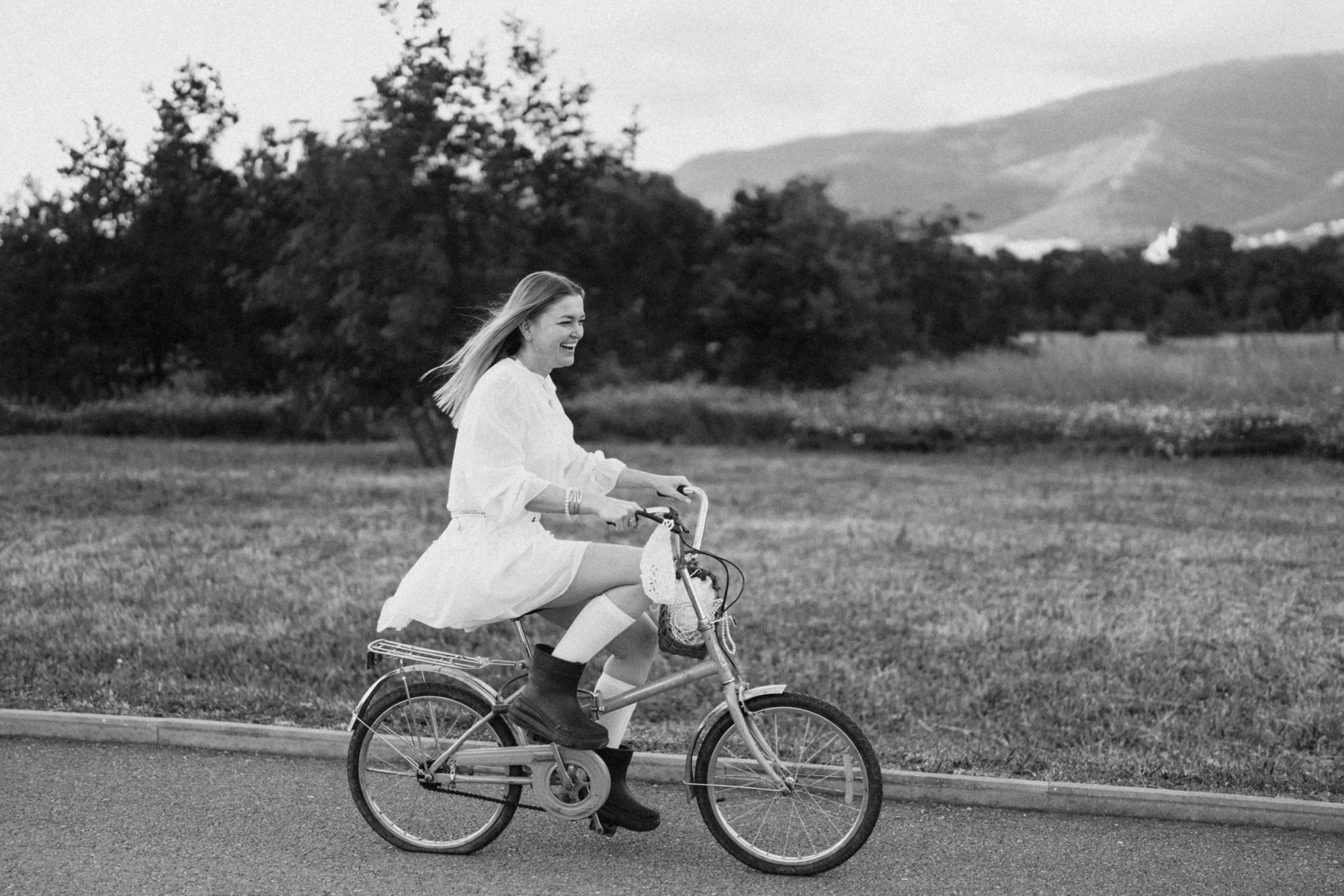 Оксана — В поле на закате. Фотосессии в Геленджике, лавстори, портреты, семейные — фотограф Жанна Шестопалова