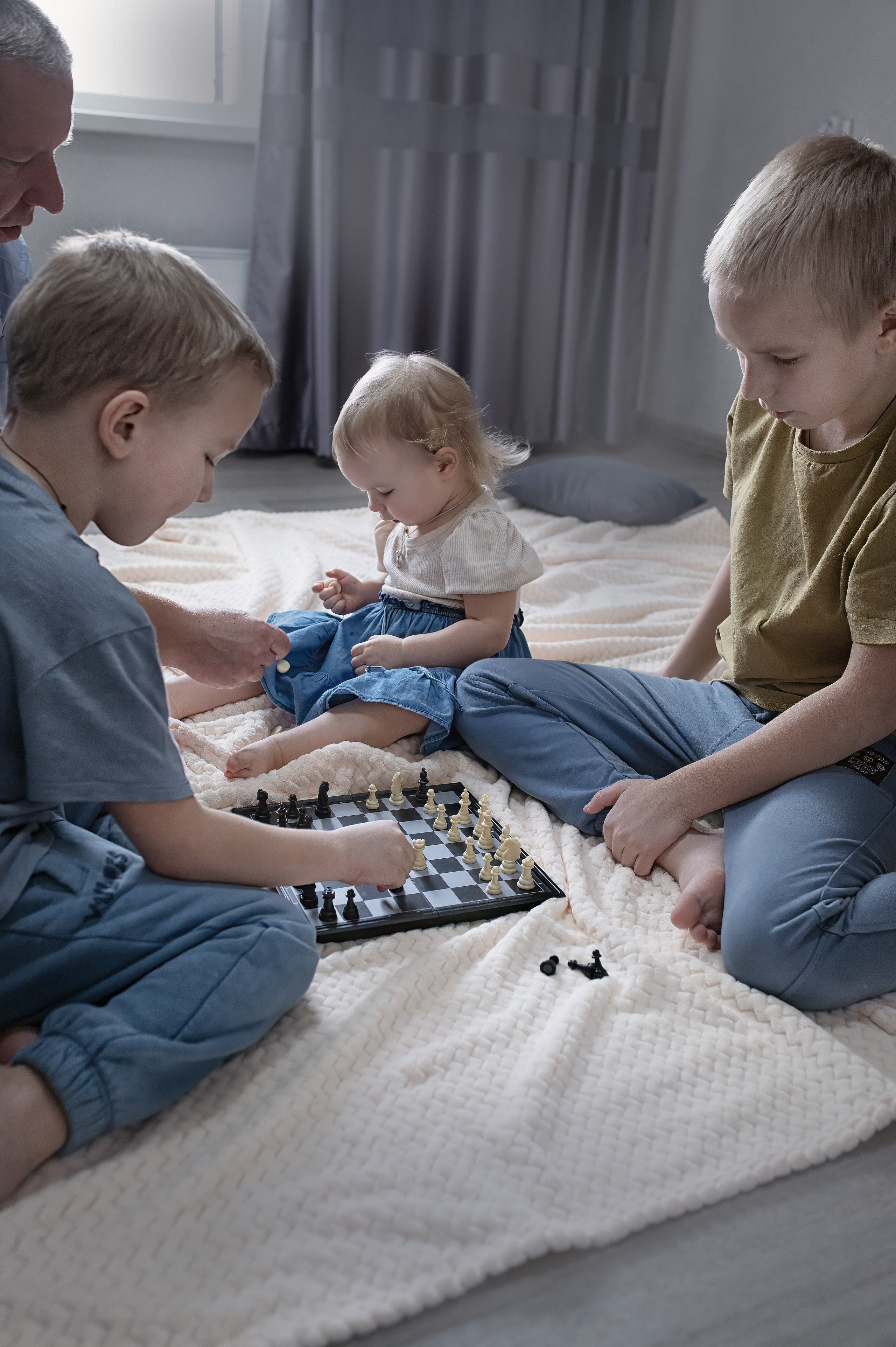 Семья Ляминых дома. Фотографы крещения/венчания  Красноярск Татьяна и Вячеслав Переваловы