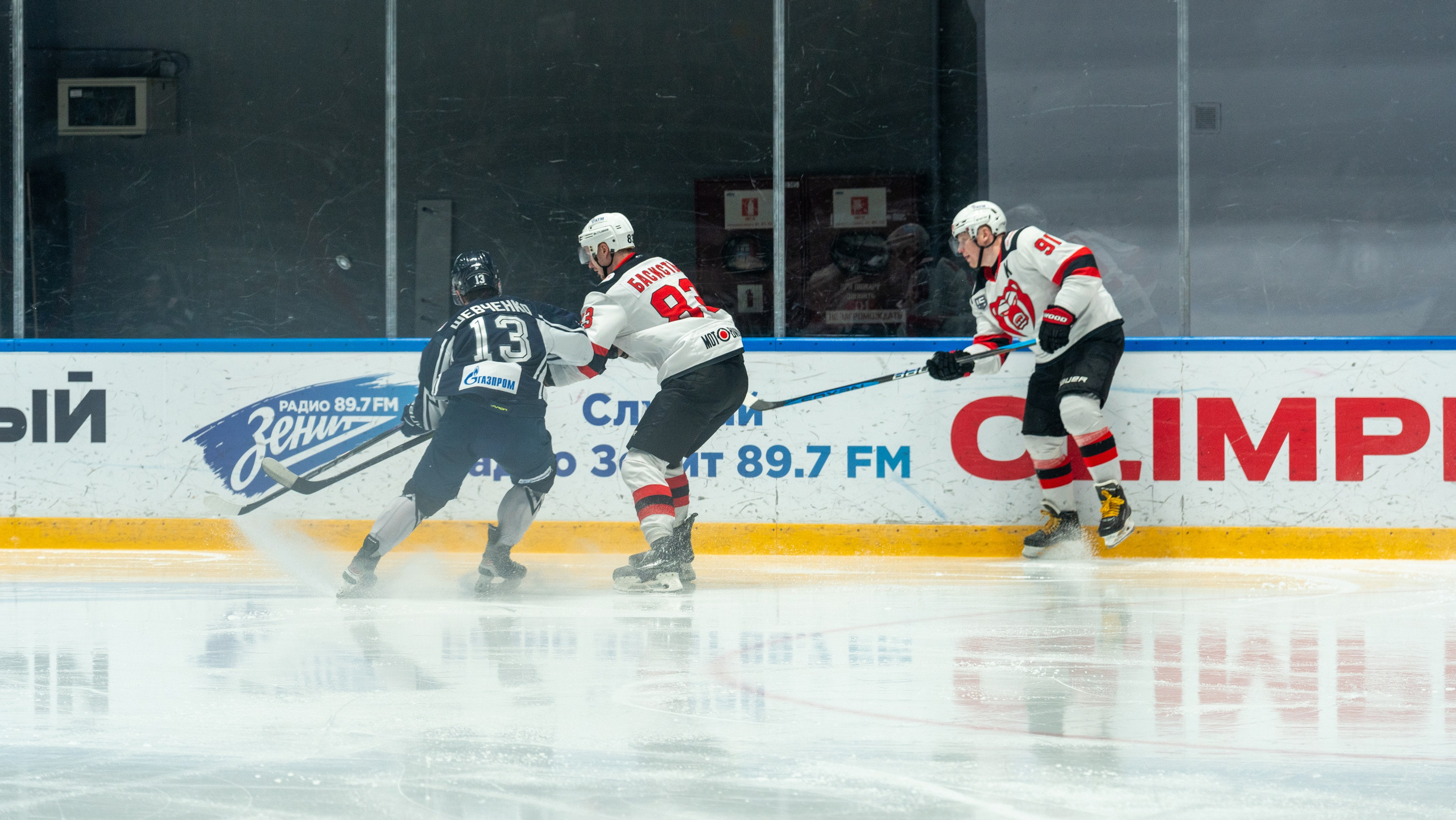 Жёсткий силовой приём у борта в матче «Динамо» — «Молот». Спортивная фотосъёмка, репортажный фотограф, Санкт-Петербург.