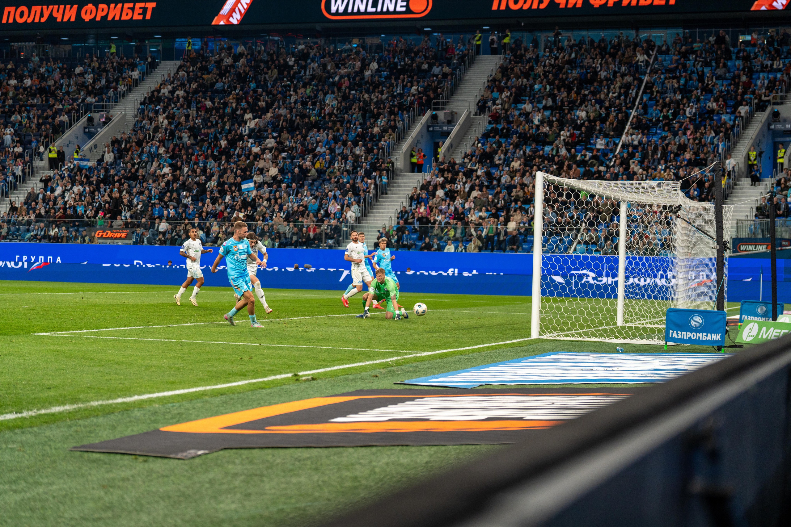 Игрок Зенита наносит удар по воротам на Газпром Арене — спортивный фотограф Санкт-Петербург