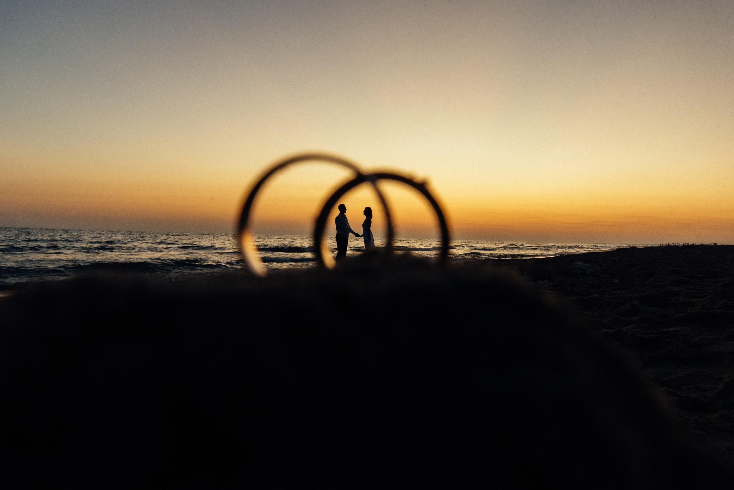 Оригинальное свадебное фото, море, песок, пляж, закатный свет