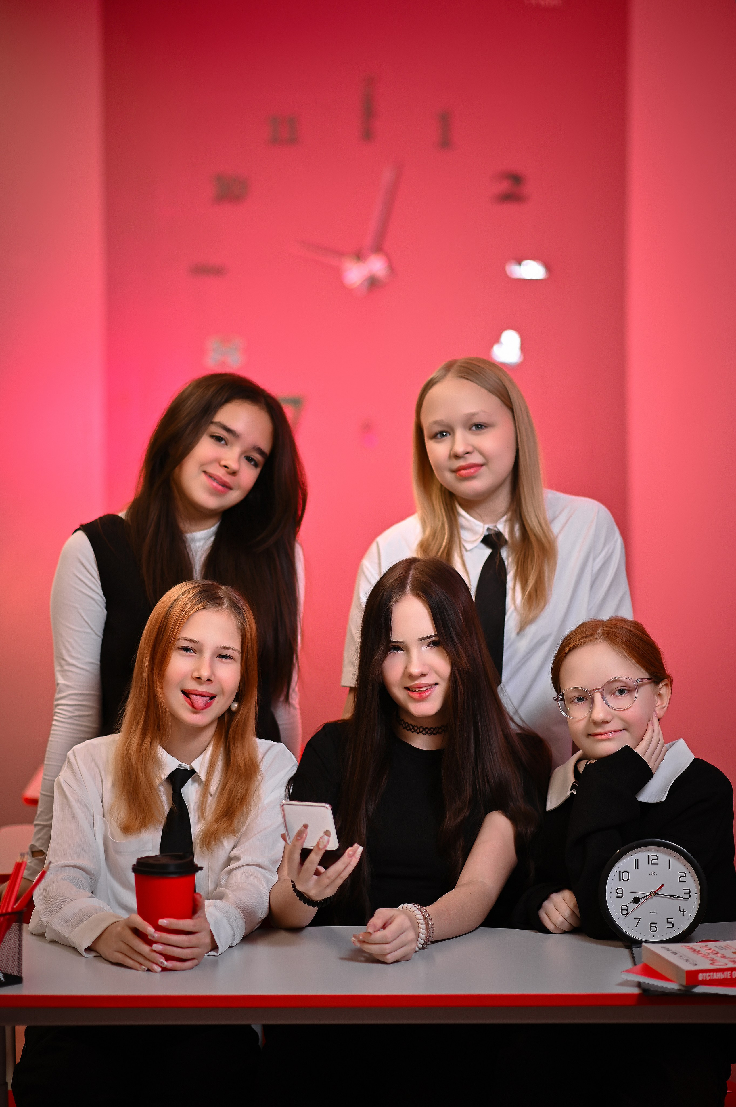 Фотосессия в школе. Выпускной альбом в 4 классе. Начальная школа, выпускной альбом 4 класса. Стильная школьная фотосессия. Фотосессия школьников в школе