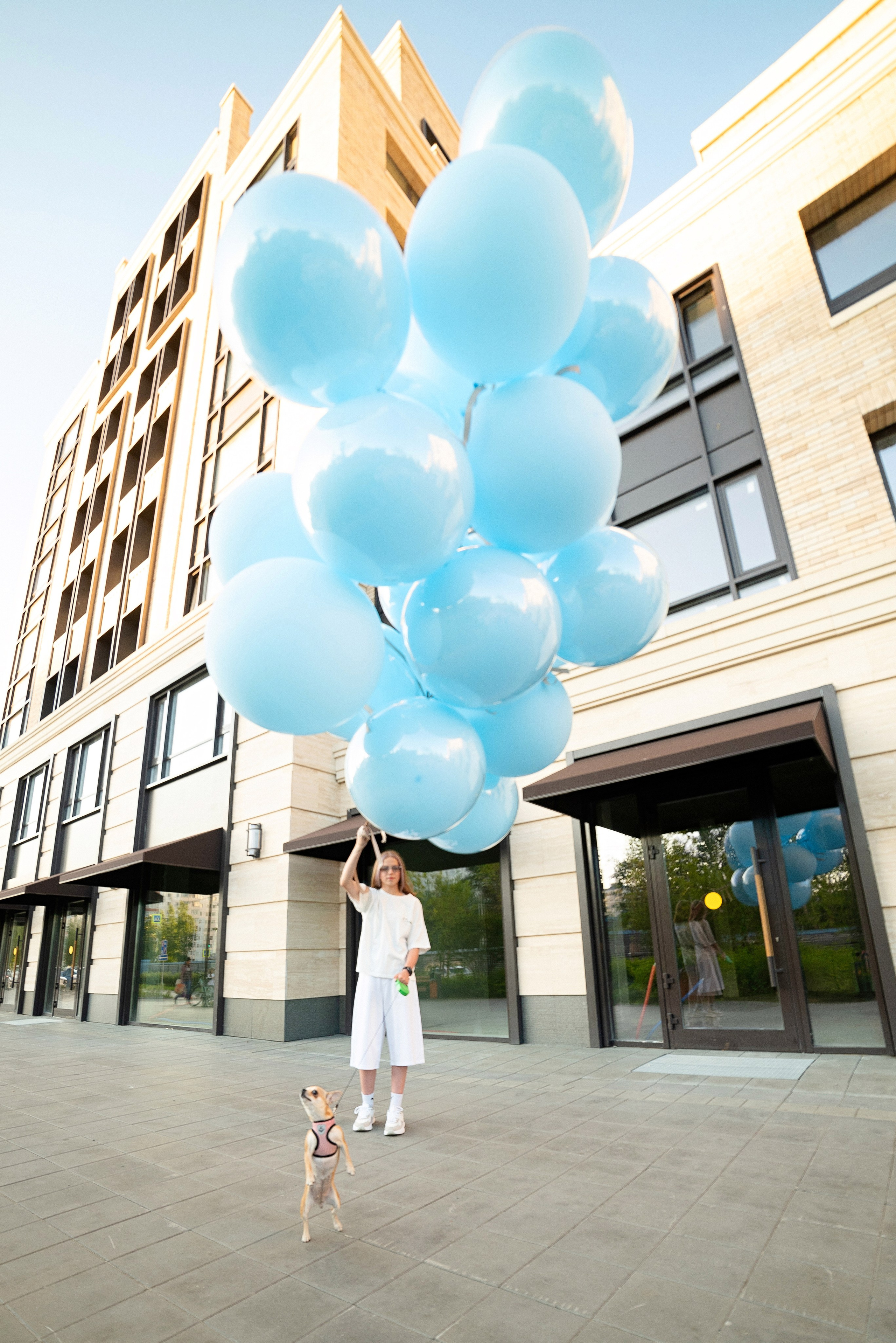 Огромные яркие воздушные шары от ШарЛэнд, парящие над живописным ландшафтом города Сургут, запечатленные профессиональным фотографом Анной Старцевой. Фото демонстрирует зрелищность мероприятия и атмосферу праздника, привлекая внимание зрителей красотой и масштабом события.