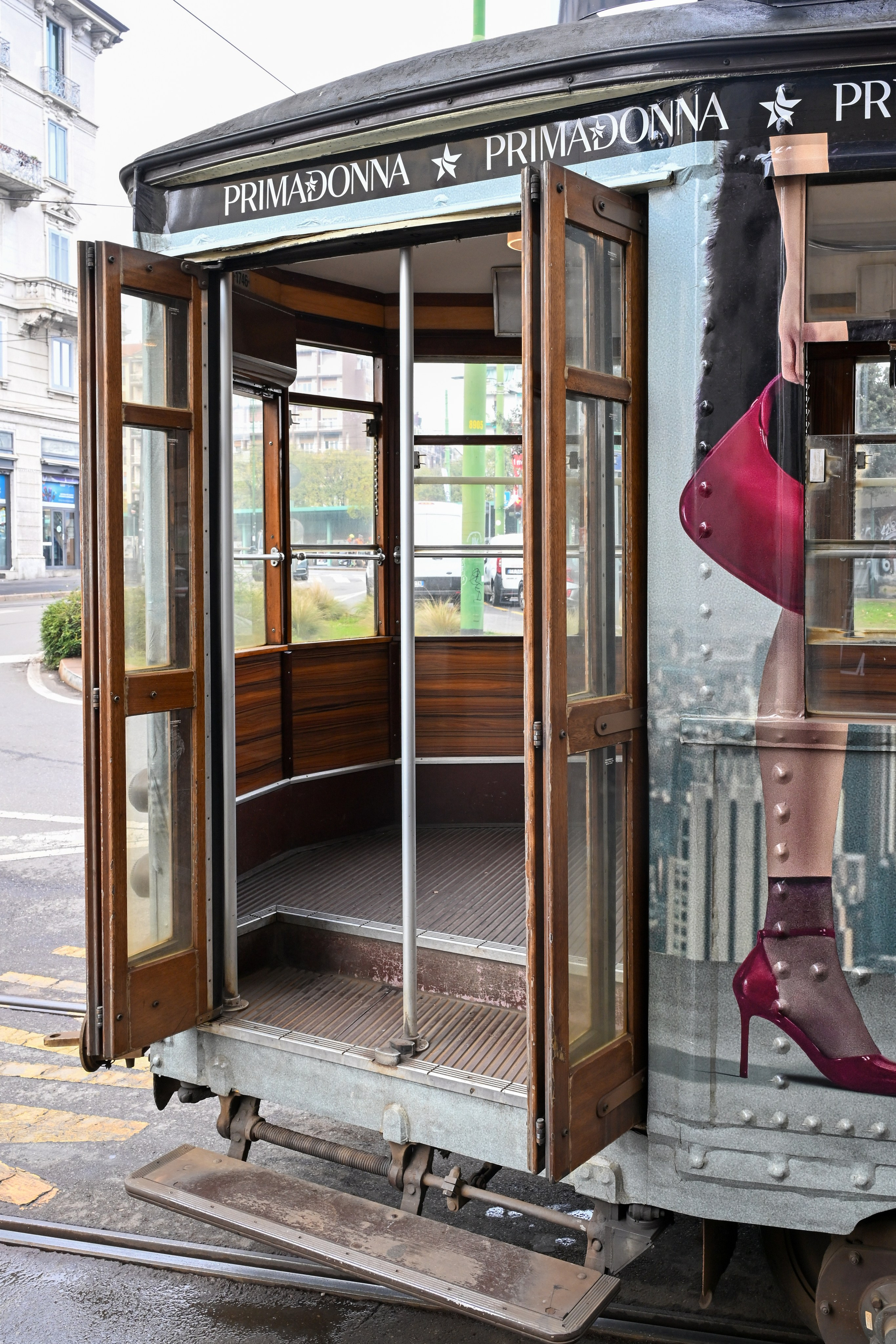 Milano: Navigli, City, Trams. Фотограф Минск