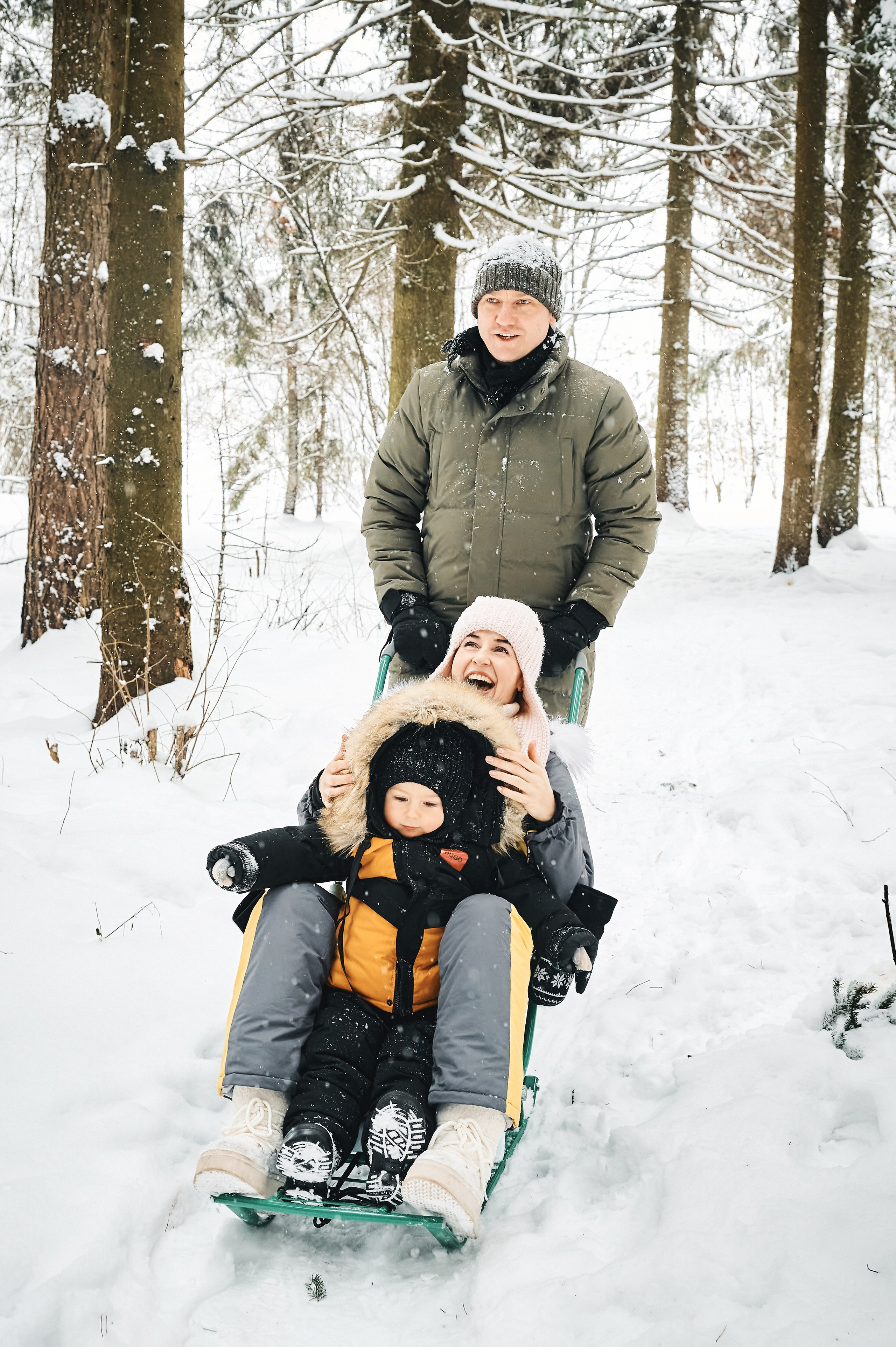 Семья на прогулке в парке