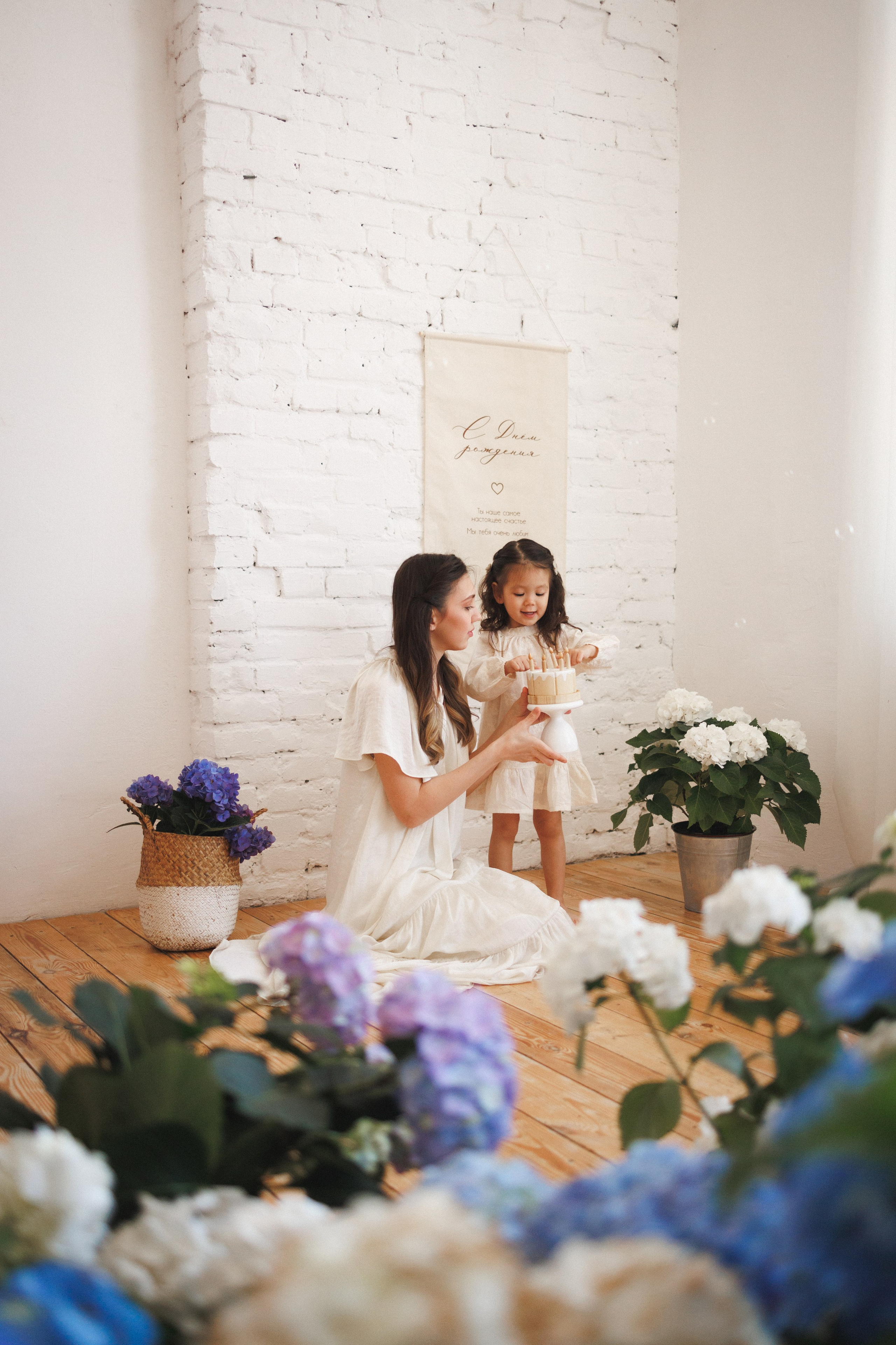 Фотосессия с живыми цветами Гортензии в фотостудии Space JOBS, город Краснодар. Семейный и детский фотограф в Краснодаре Анна Трашкова