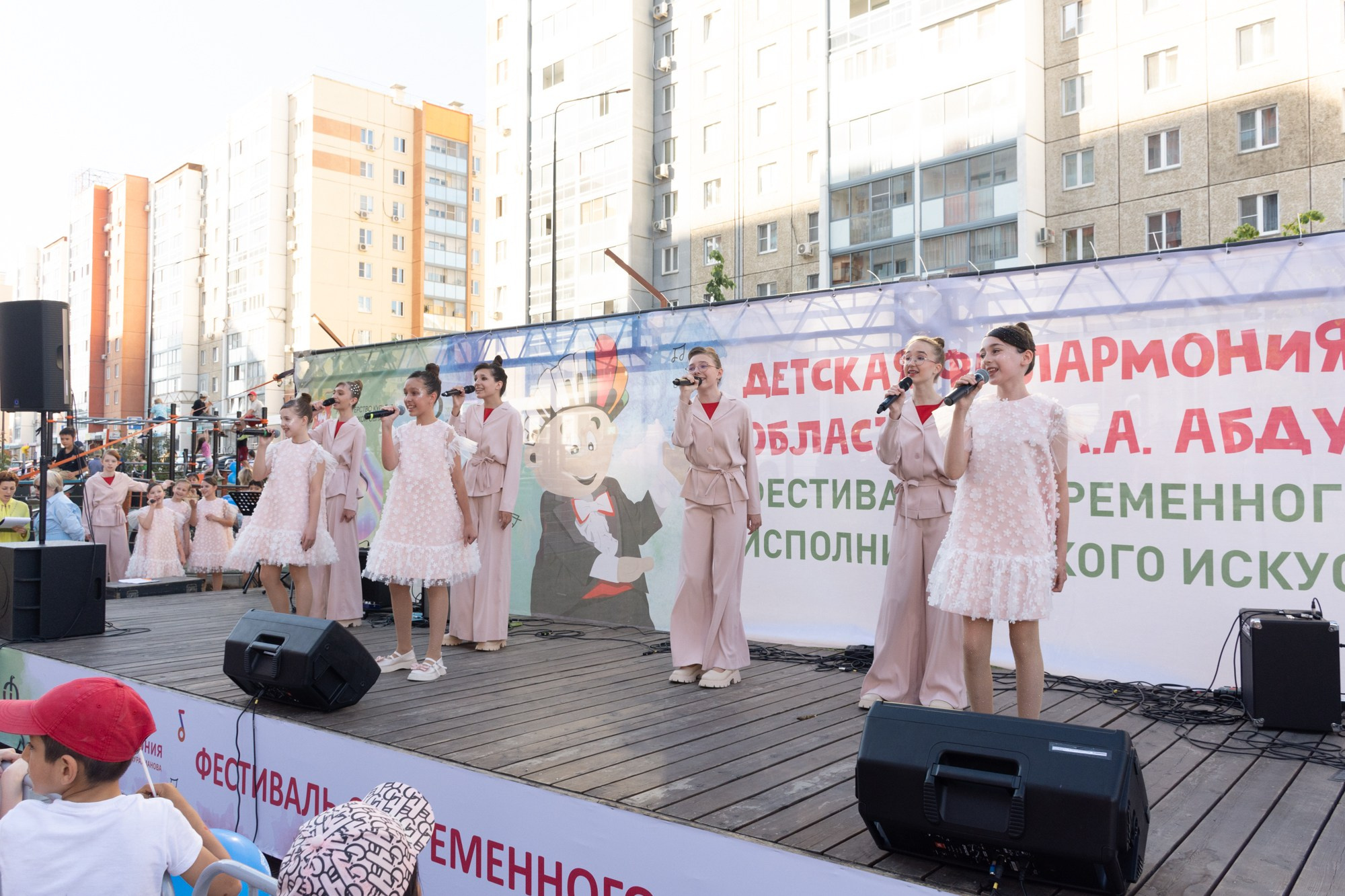 Фестиваль современного исполнительского искусства (Сквер Академ Риверсайд). Фотограф Максим Буряк