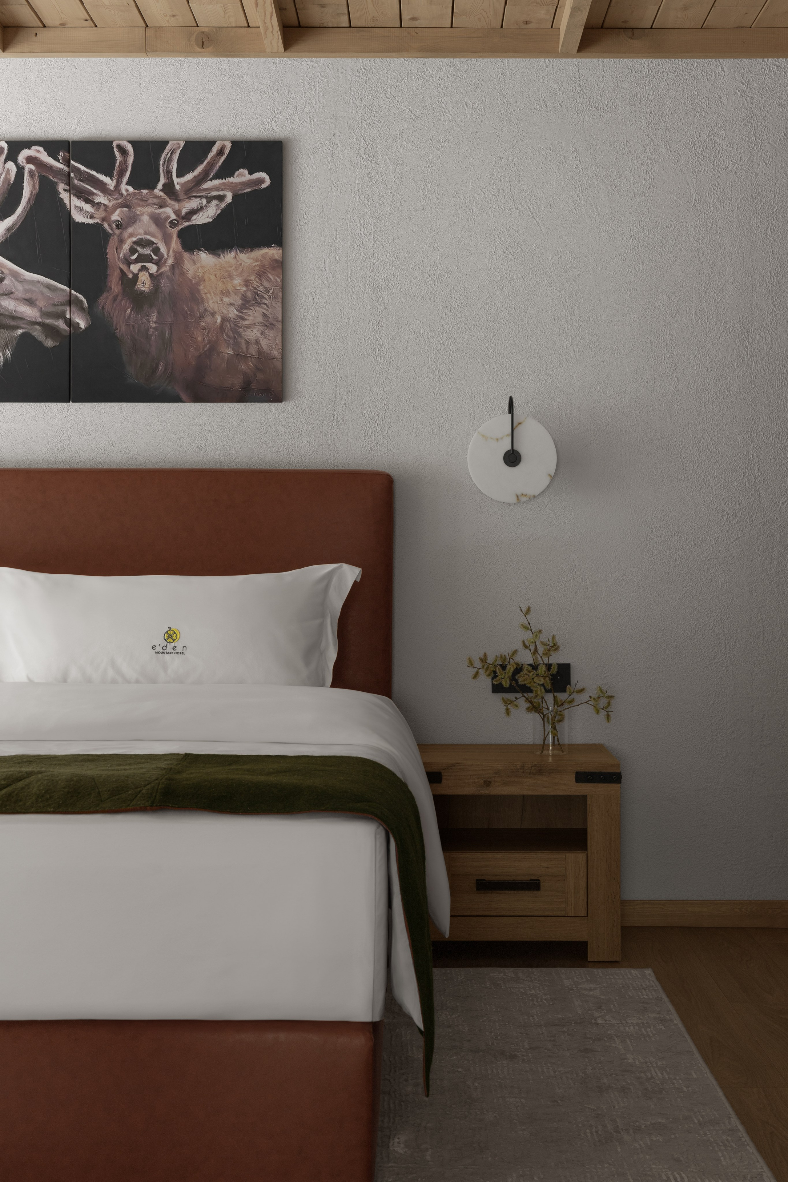 Фото интерьера, спальня деревянного домика в горах,  большая кровать в номере, Алматы