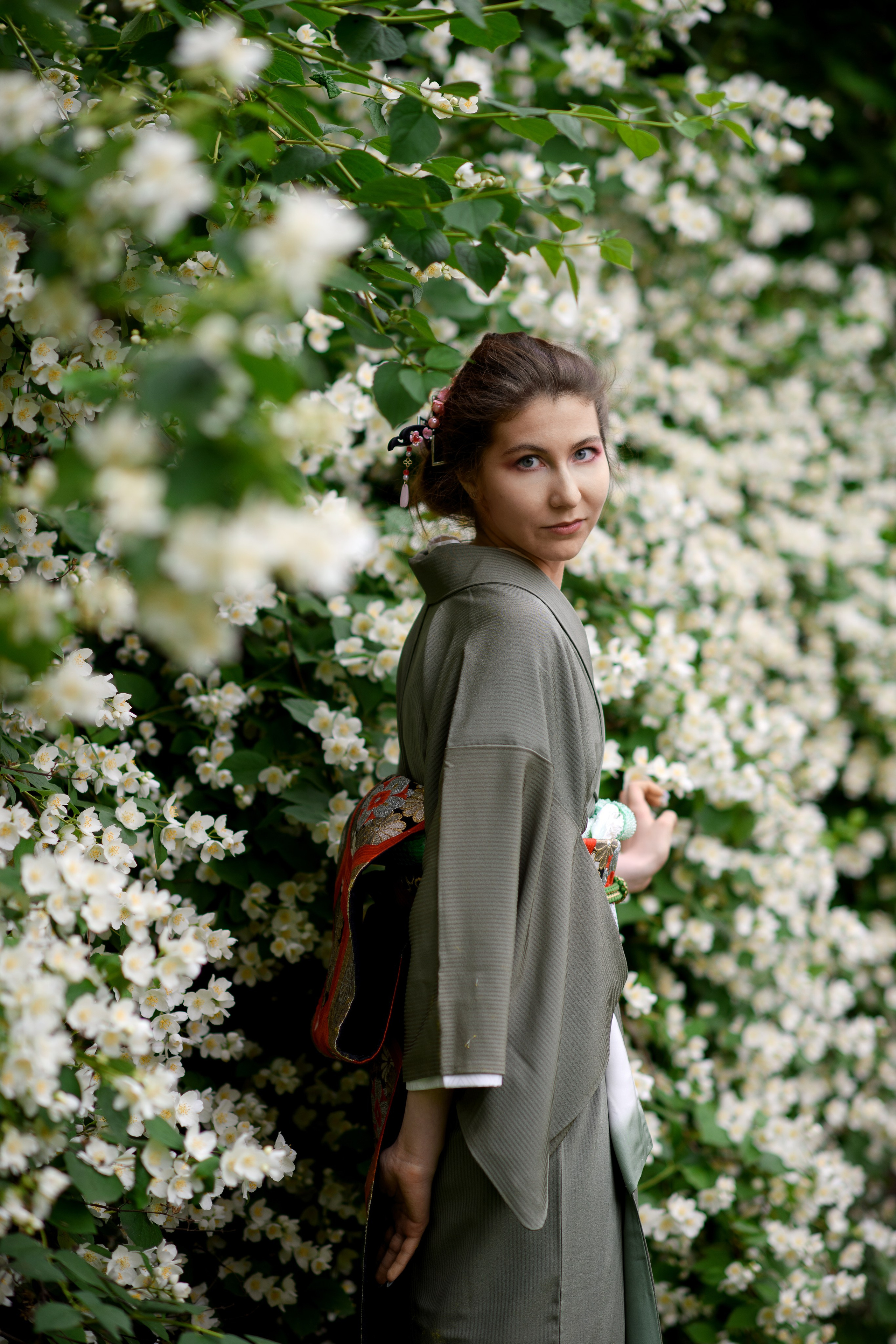 Фотосессия в цветущем чубушнике в саду им. Баумана. Главная