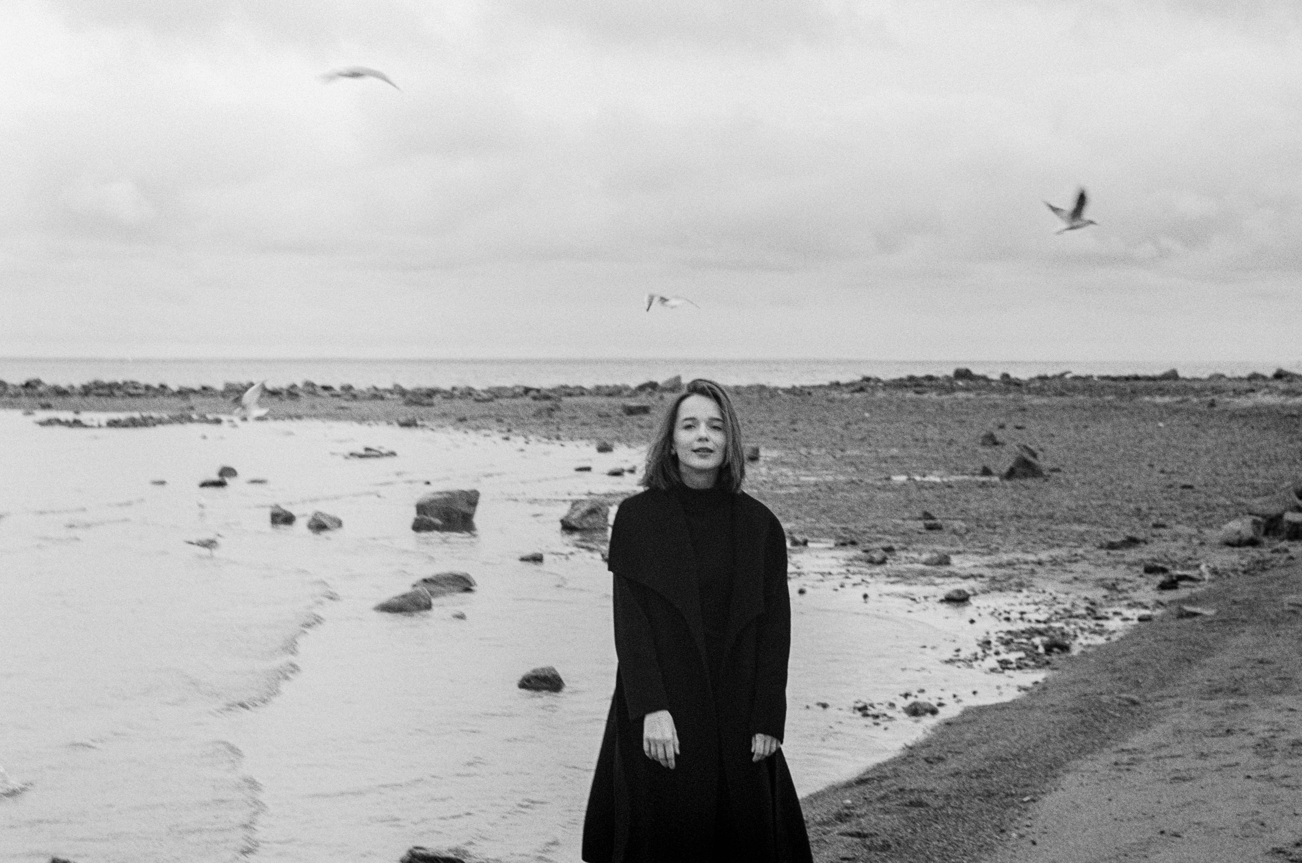 Съемка на Финском Заливе СПб, девушка у моря с чайками, черно-белая пленка. Фото на Зенит