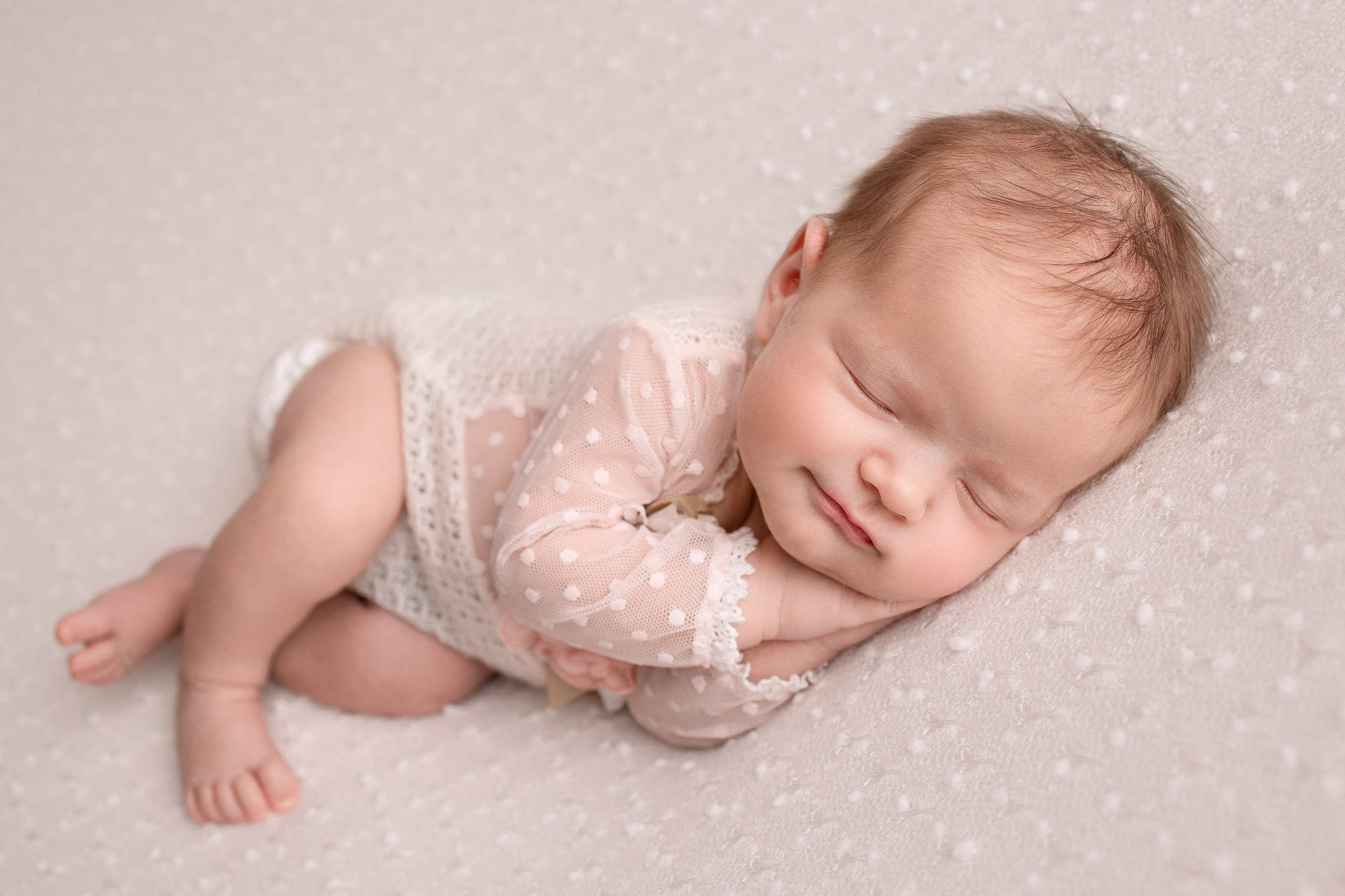 Нежная и милая фотосессия первых дней жизни Вашего ребенка в Минске. Фотограф новорождённых Минск — стоимость newborn фотосессии в Минске
