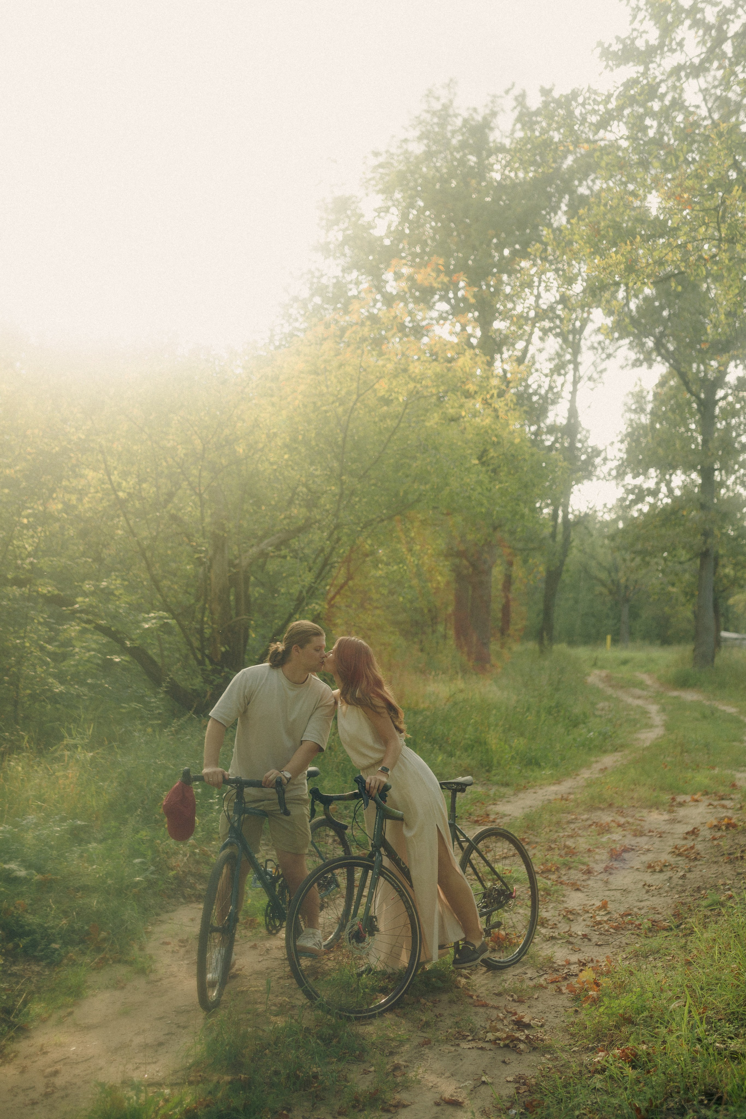 Прогулка по лесу на велосипедах. Свадебный фотограф Казань