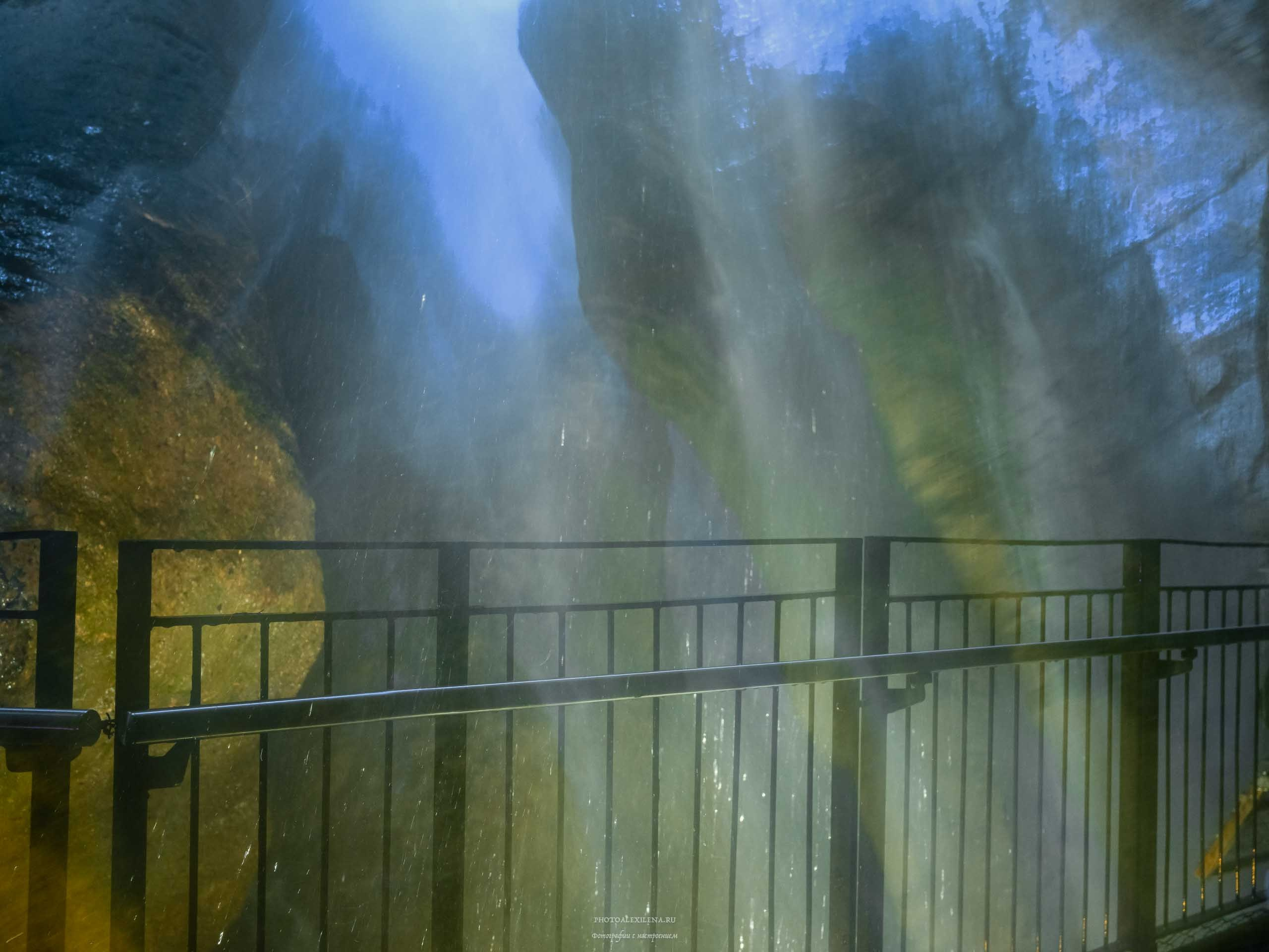 Водопад в гроте. Авторские стильные фотокартины