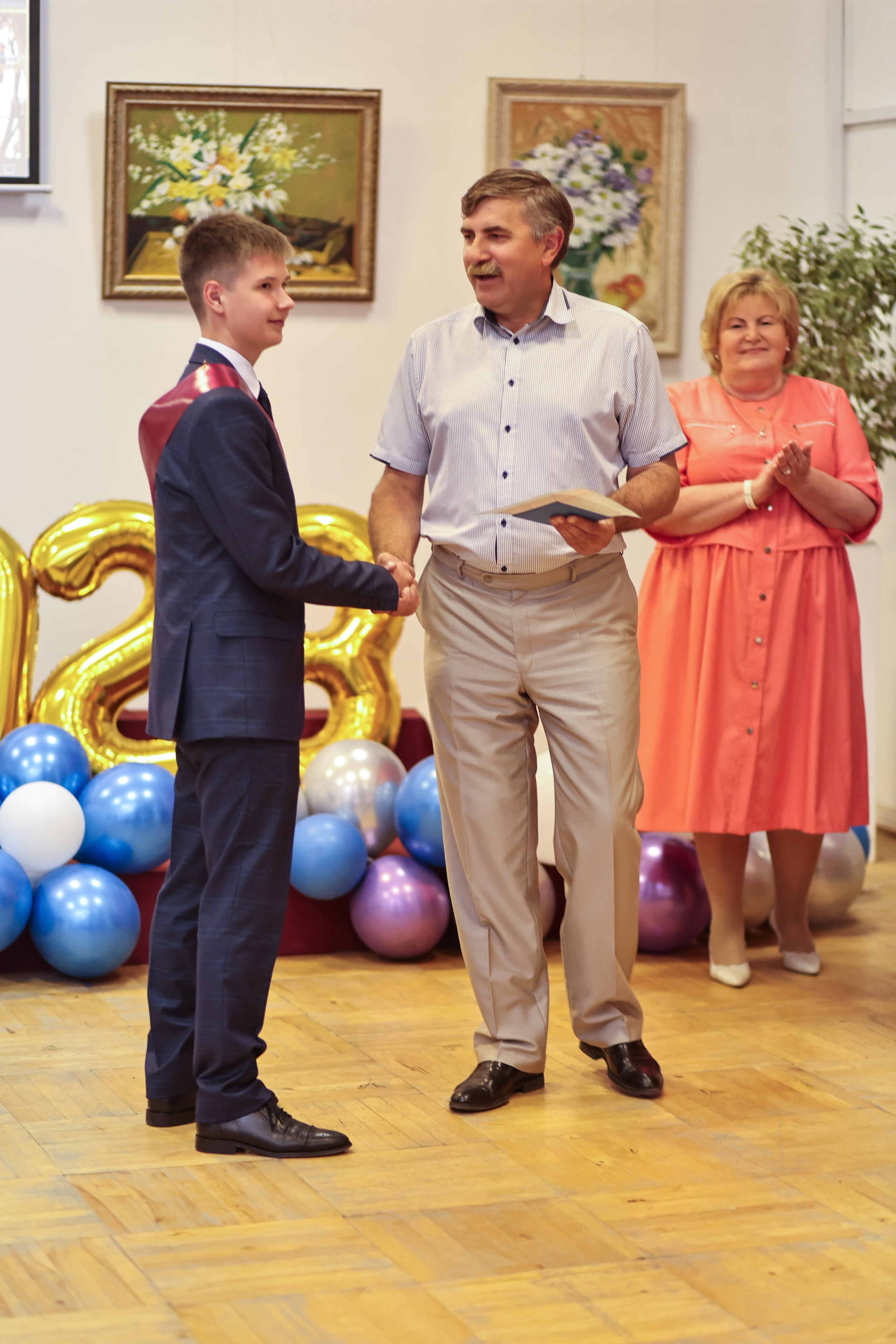 Вручение аттестатов. Школа № 7, выпускники 11 класса 2023 г. Студия выпускных альбомов Остров