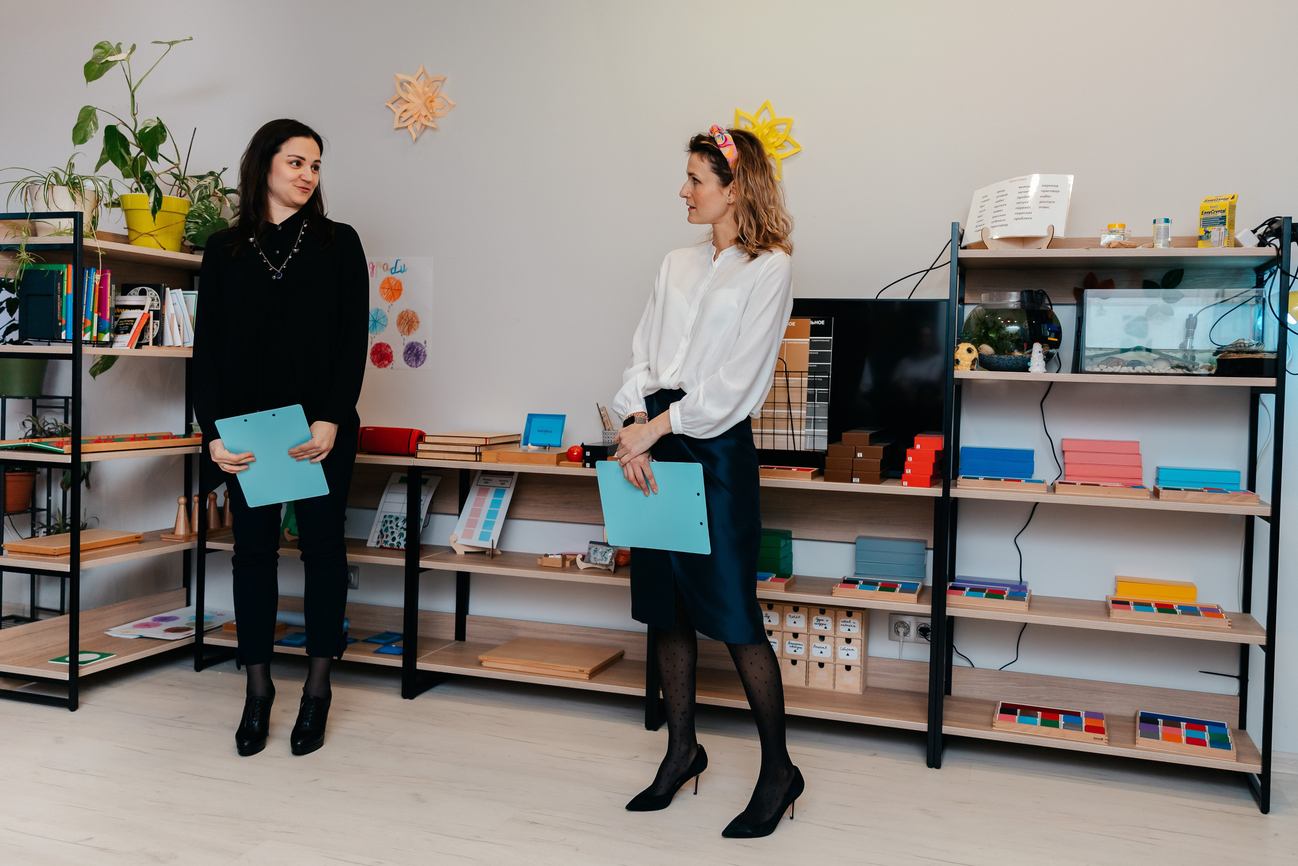 Новогодний утренник в Монтессори-школе. Семейный lifestyle фотограф в Санкт-Петербурге Людмила Пахомова