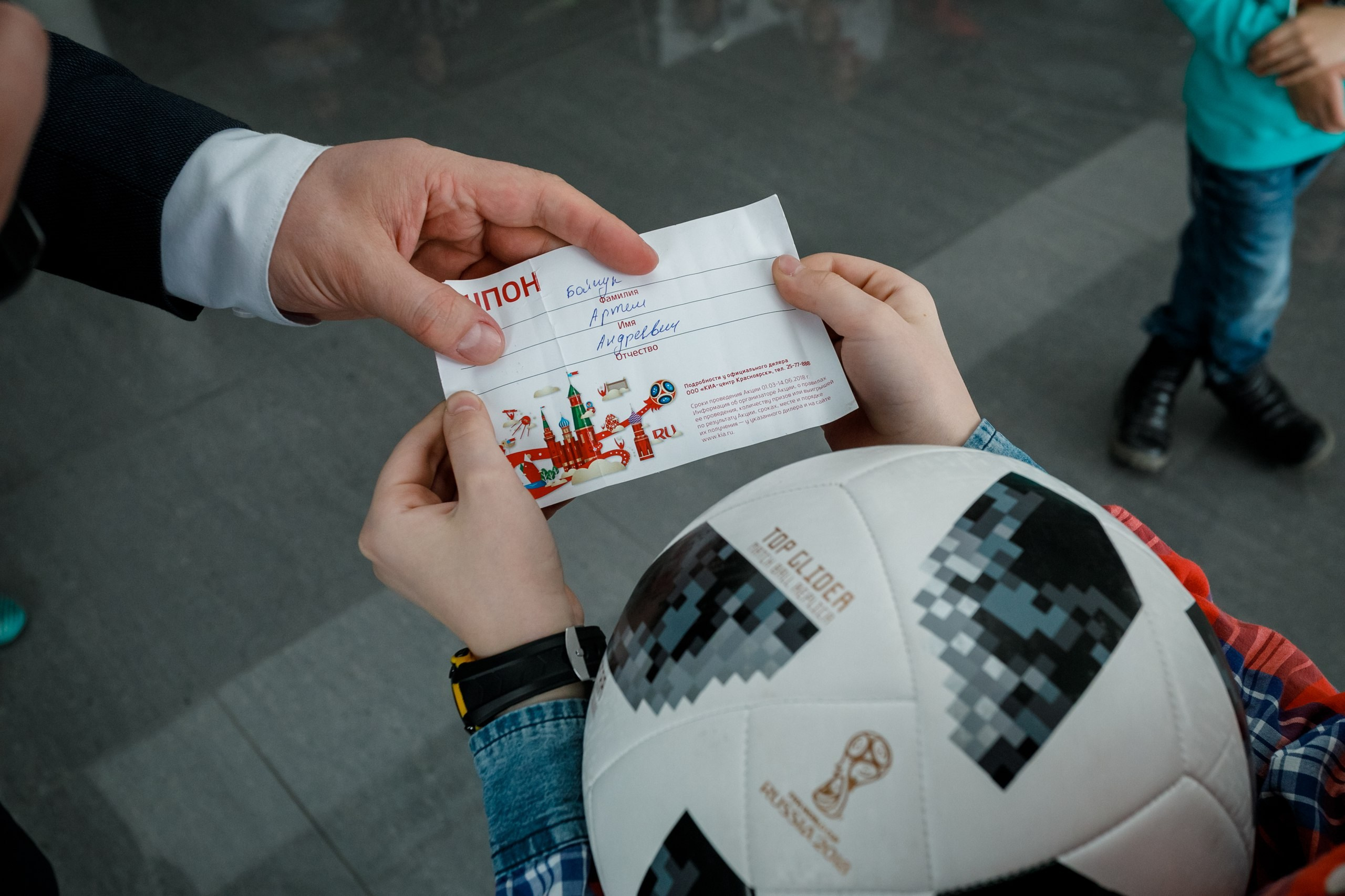 Розыгрыш билетов на ЧМ по футболу FIFA @ Киа Центр. Репортажный фотограф Максим Полянский. Москва, Санкт-Петербург, Красноярск