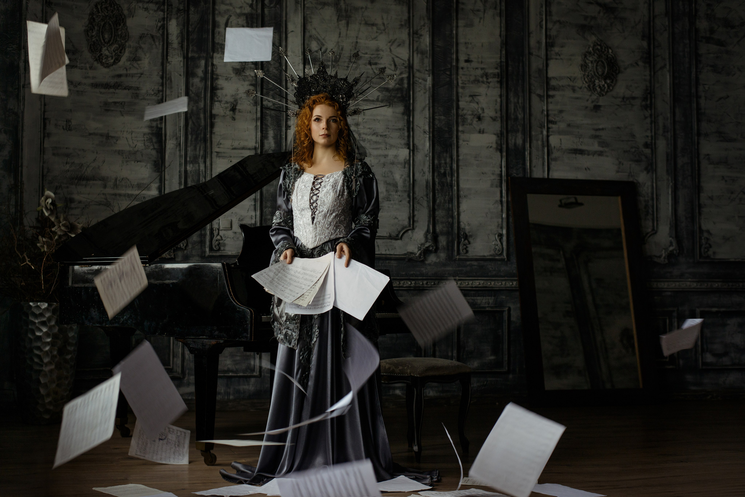 Фотосессия в сказочном стиле с рояле и летящими нотами