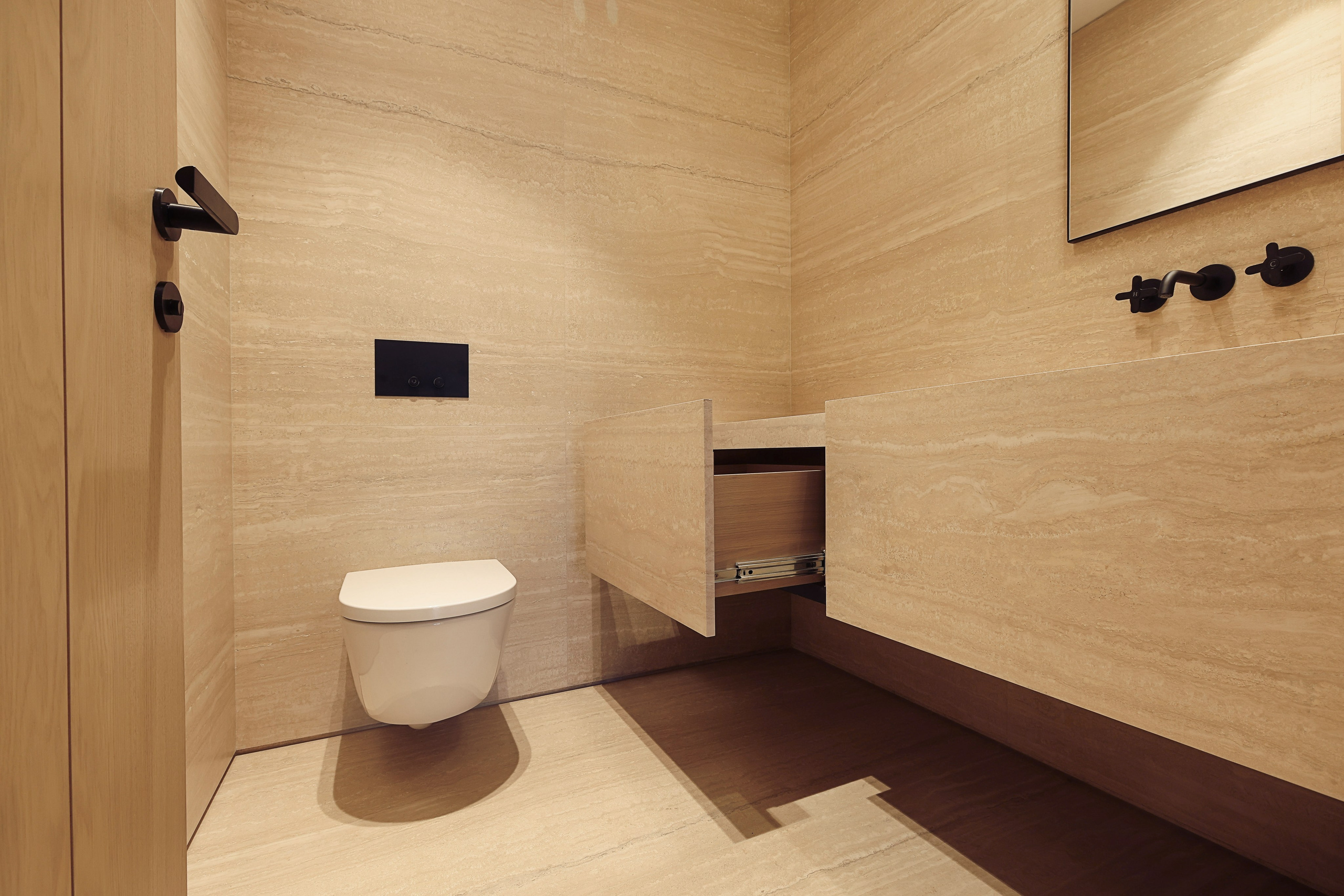 Интерьер туалета современного дома выполненный из натуральных материалов.