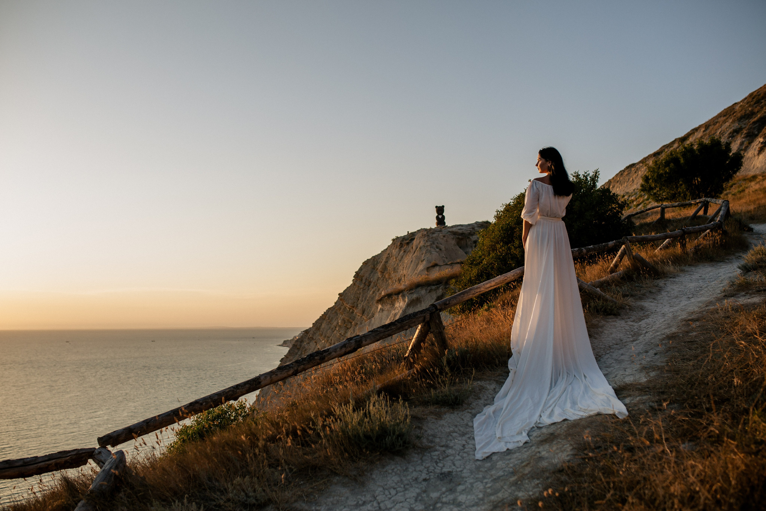 Фото невесты в красивом белом платье со шлейфом на Лысой Горе.