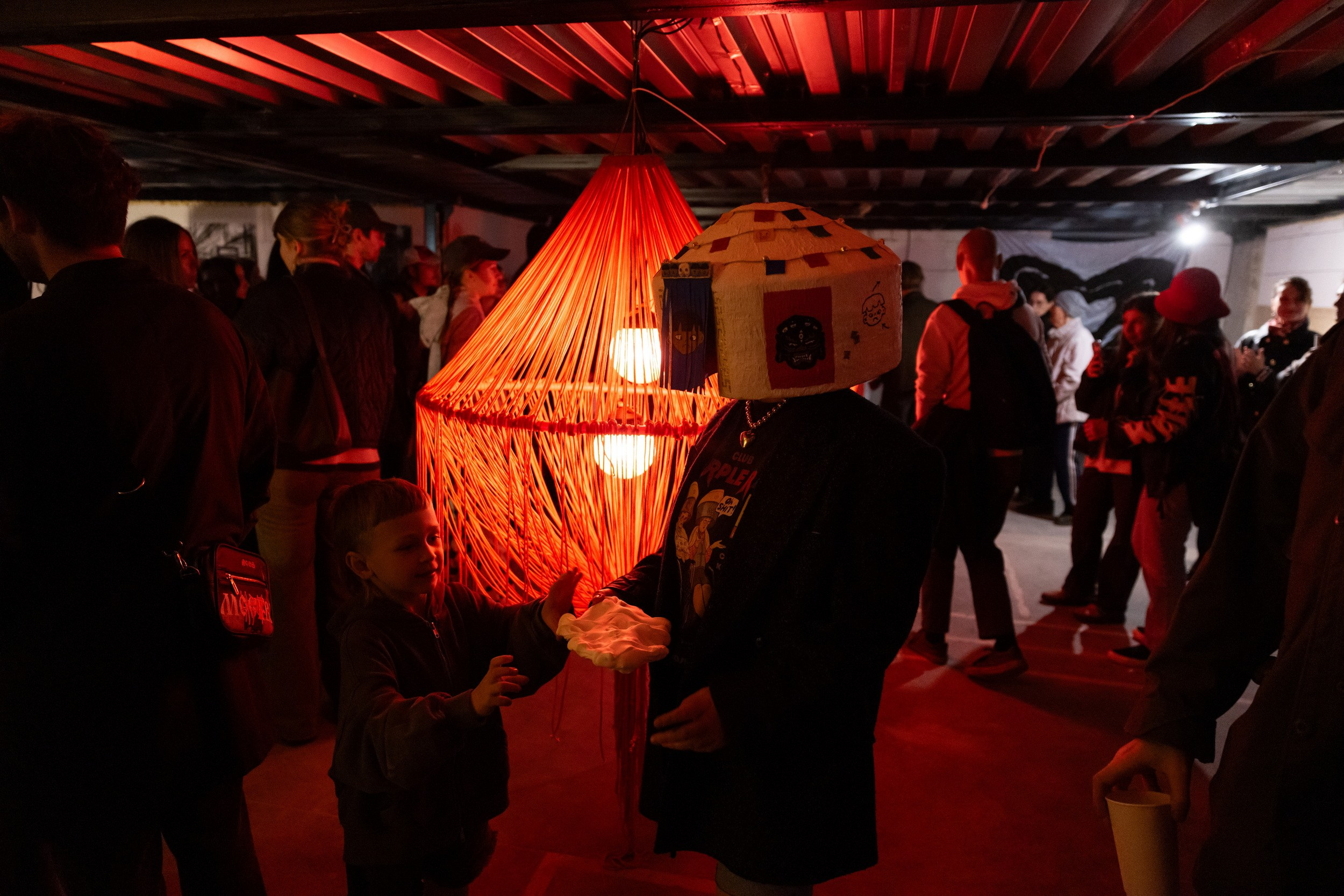 «Полуденно. Или как я провел лето» — вернисаж выставки современного искусства от Дома культуры (26 сентября 2025). Репортажный фотограф Алексей Пирязев