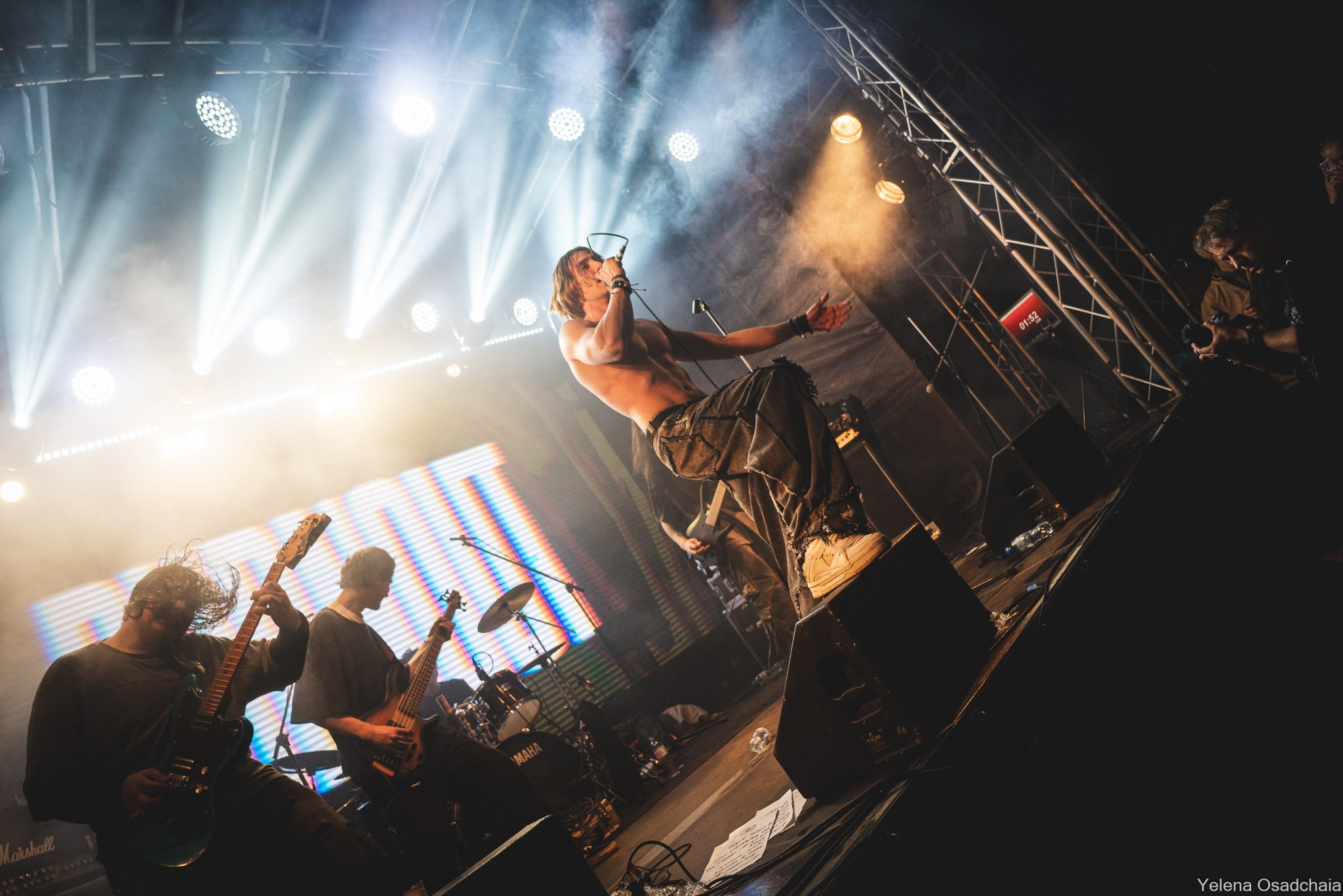 Живой 2025 — День 1. Елена Осадчая — фотографирую музыку на сцене и в жизни