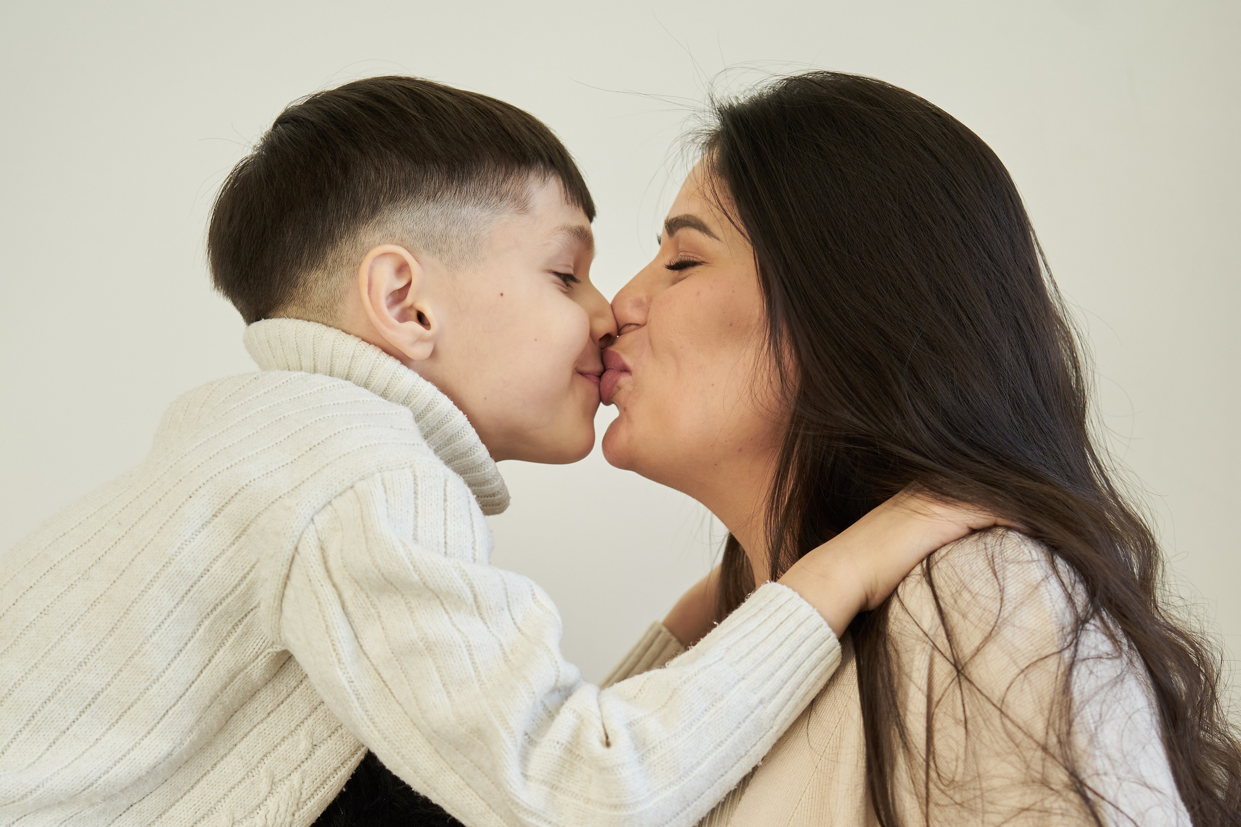 Фотосессия беременной с семьей в студии. Фотограф Екатеринбург Кокшарова Александра