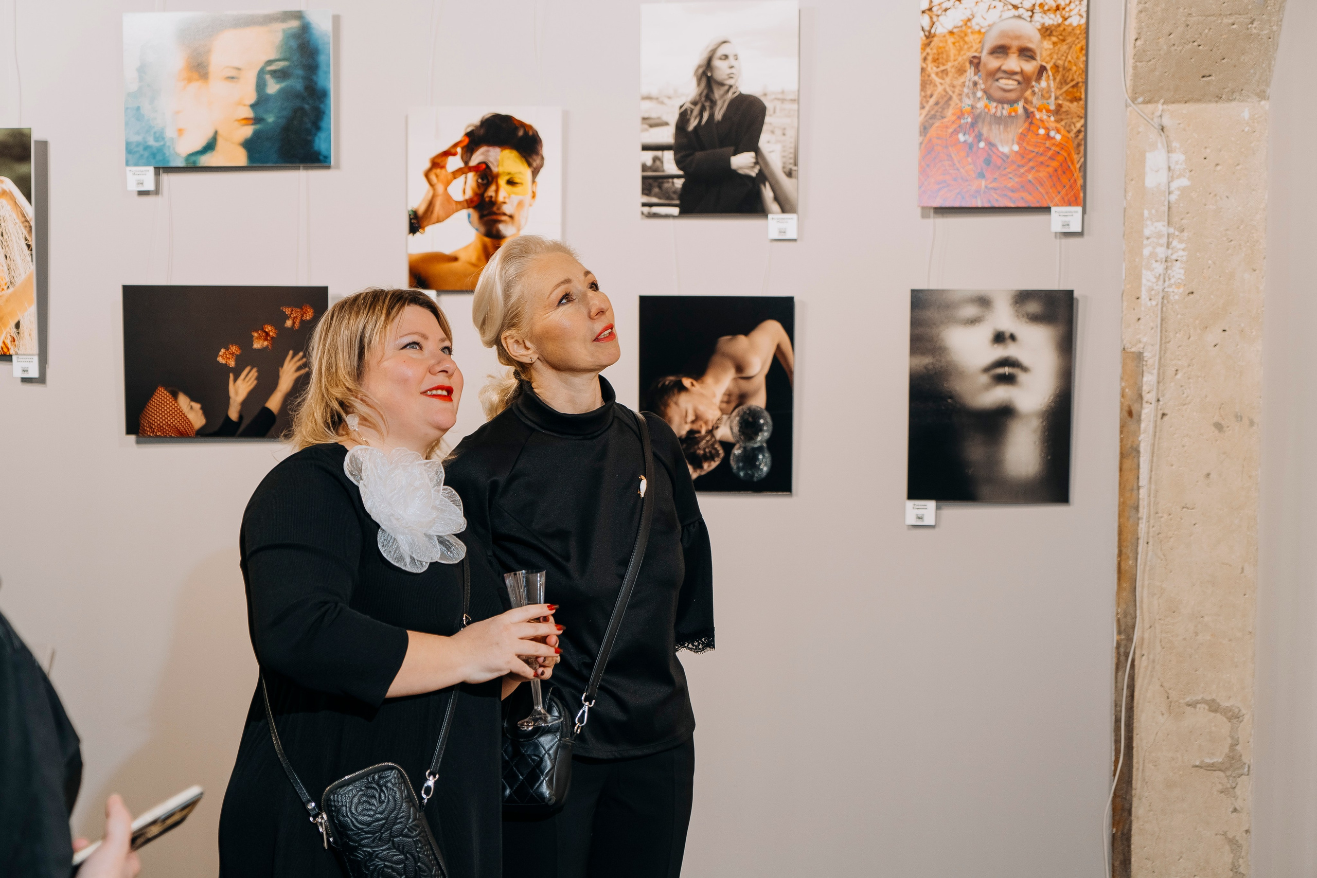 Вернисаж фотовыставки MFamilia «Гармония различий». Организация фотовыставок в Петербурге и Москве, MFamilia (МФамилия)