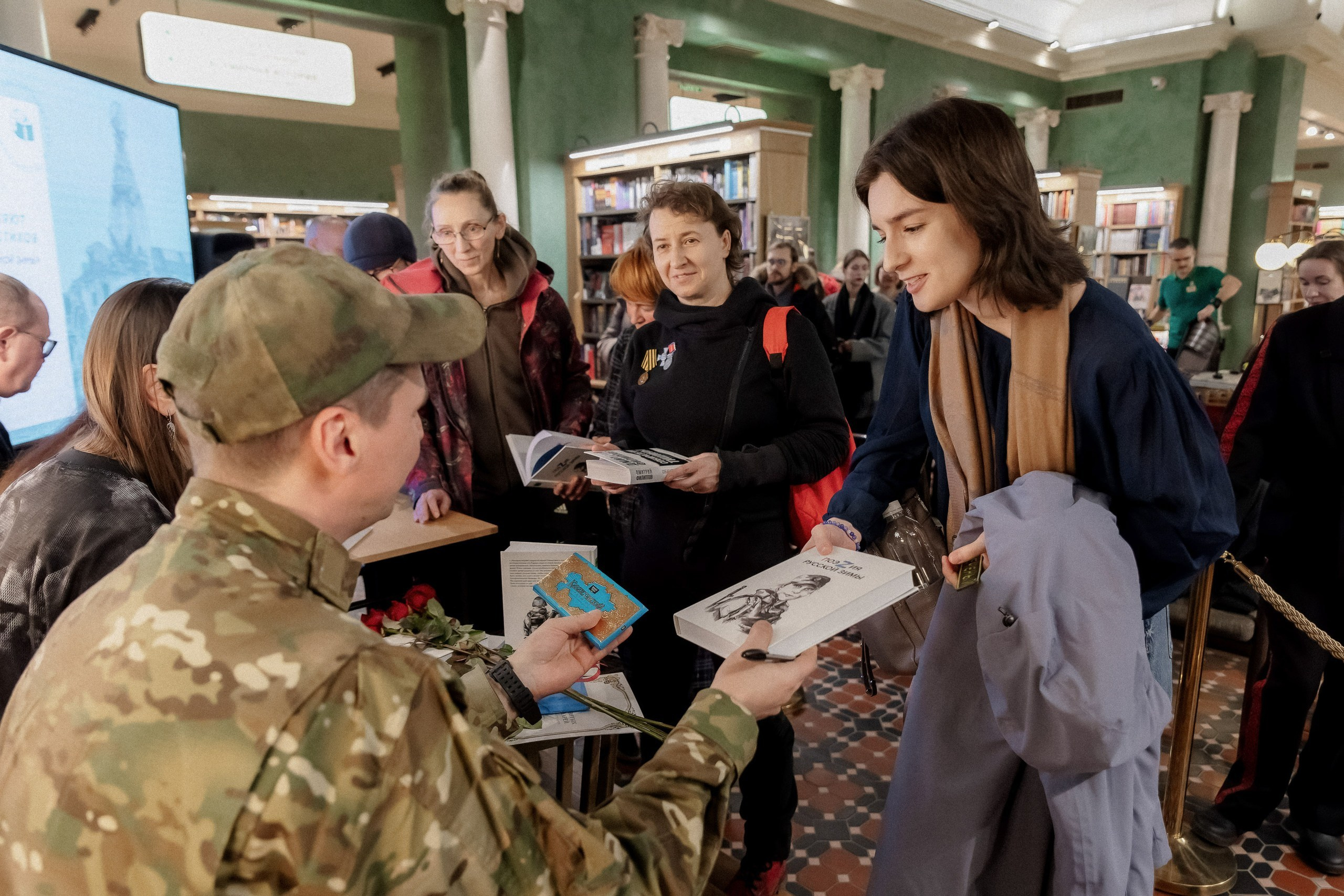 Фоторепортаж с презентации книги «ПоэZия русской зимы» в Доме книги. Репортажный фотограф Москва Сергей Мирошников