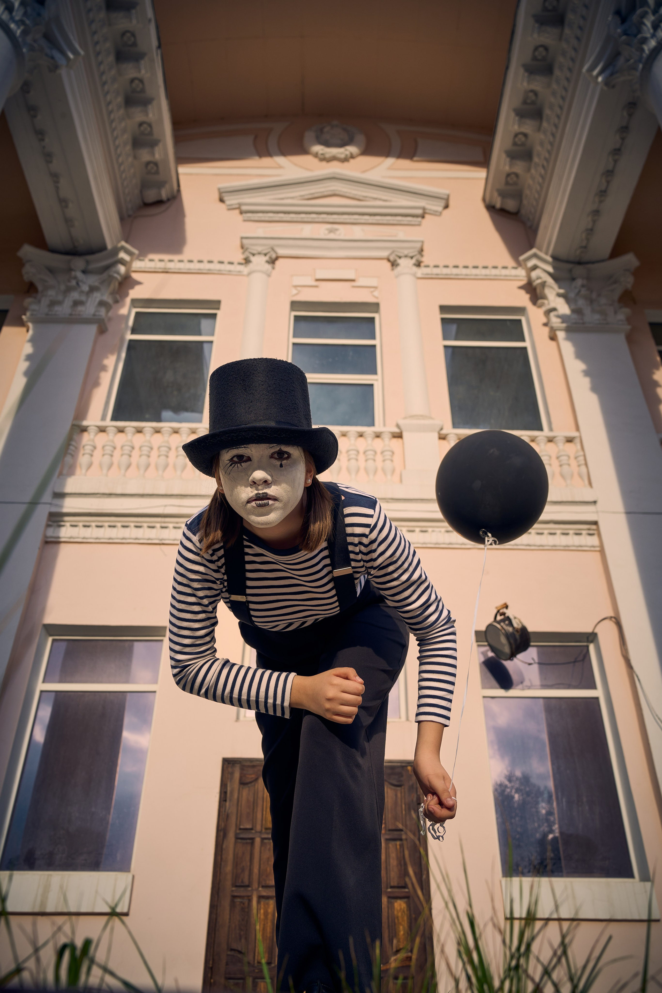 Портрет девушки на фоне исторического здания 