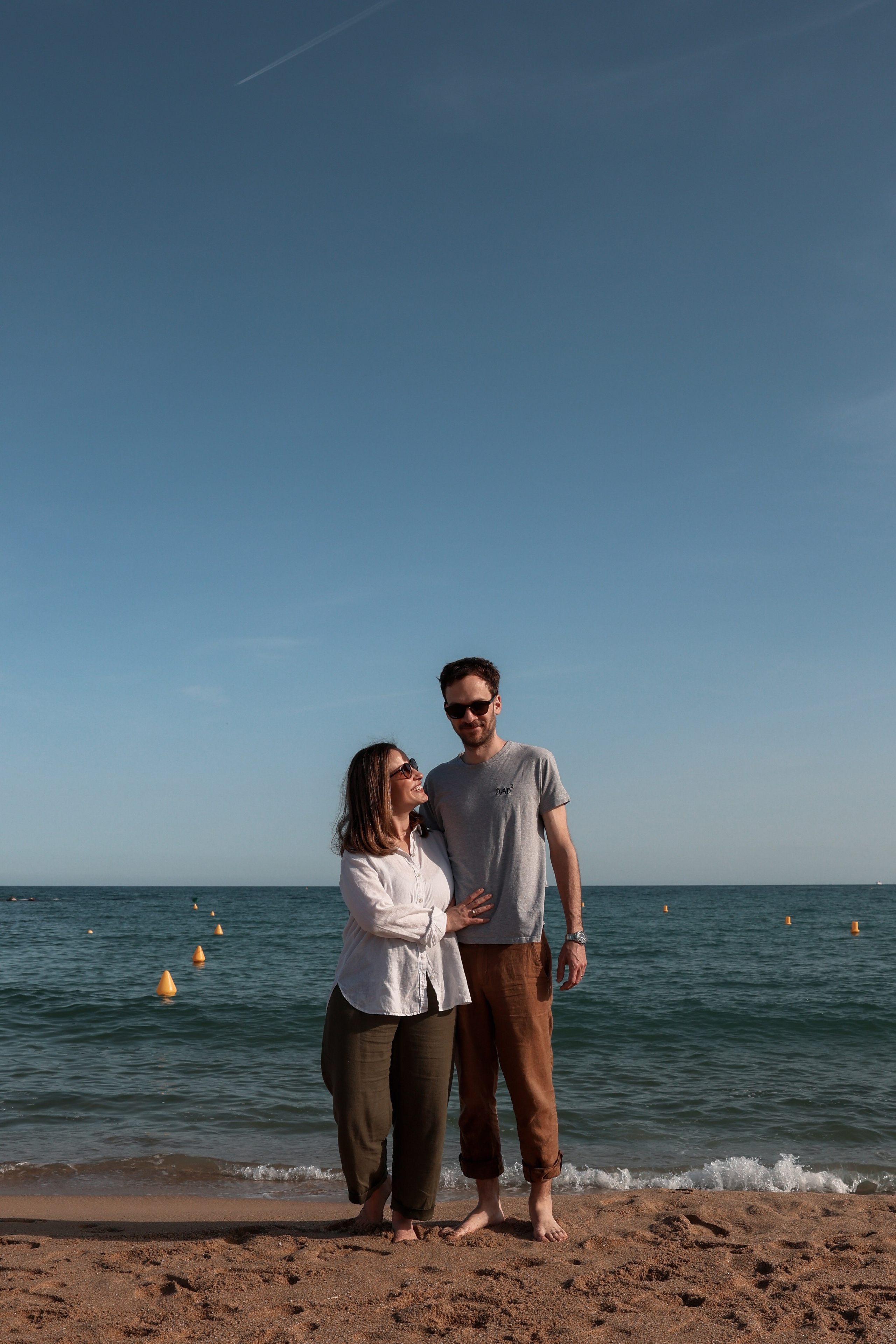 Family pizza at the sea. Natalia Zhuravleva|family, newborn, maternity photographer in Barcelona