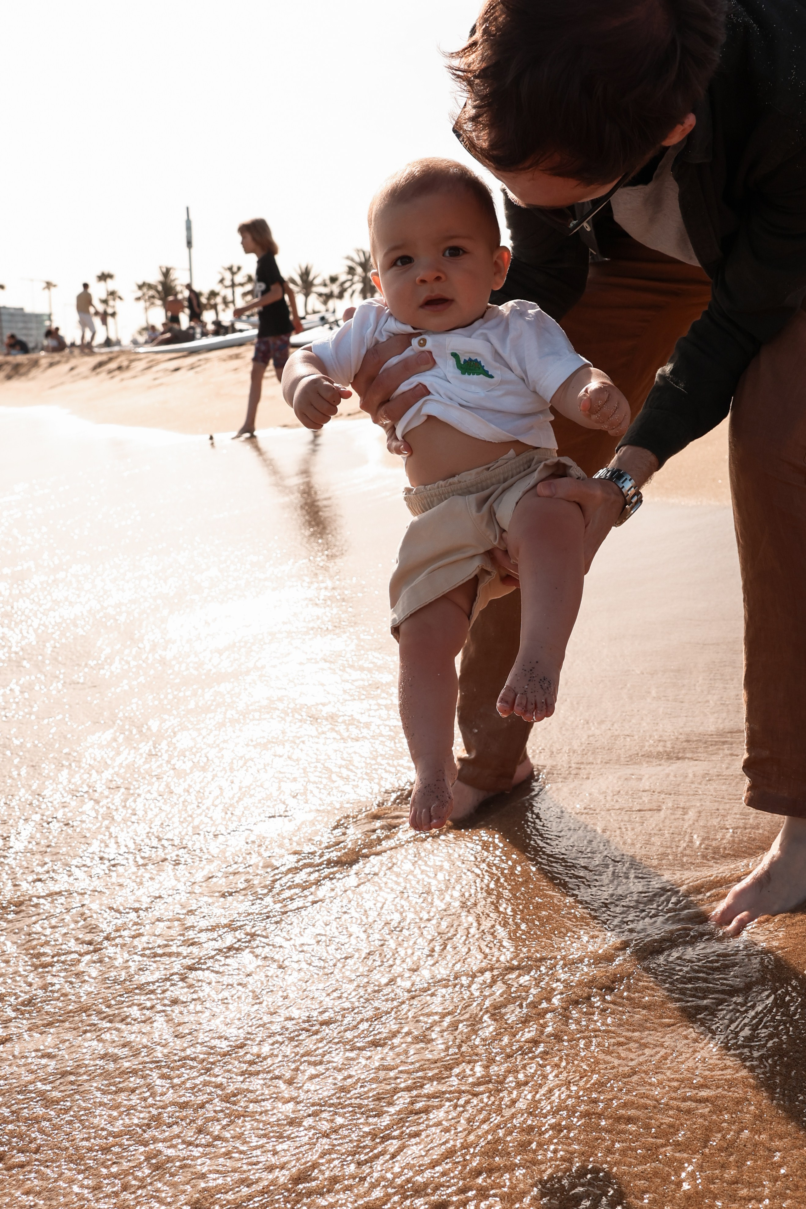 Family pizza at the sea. Natalia Zhuravleva|family, newborn, maternity photographer in Barcelona