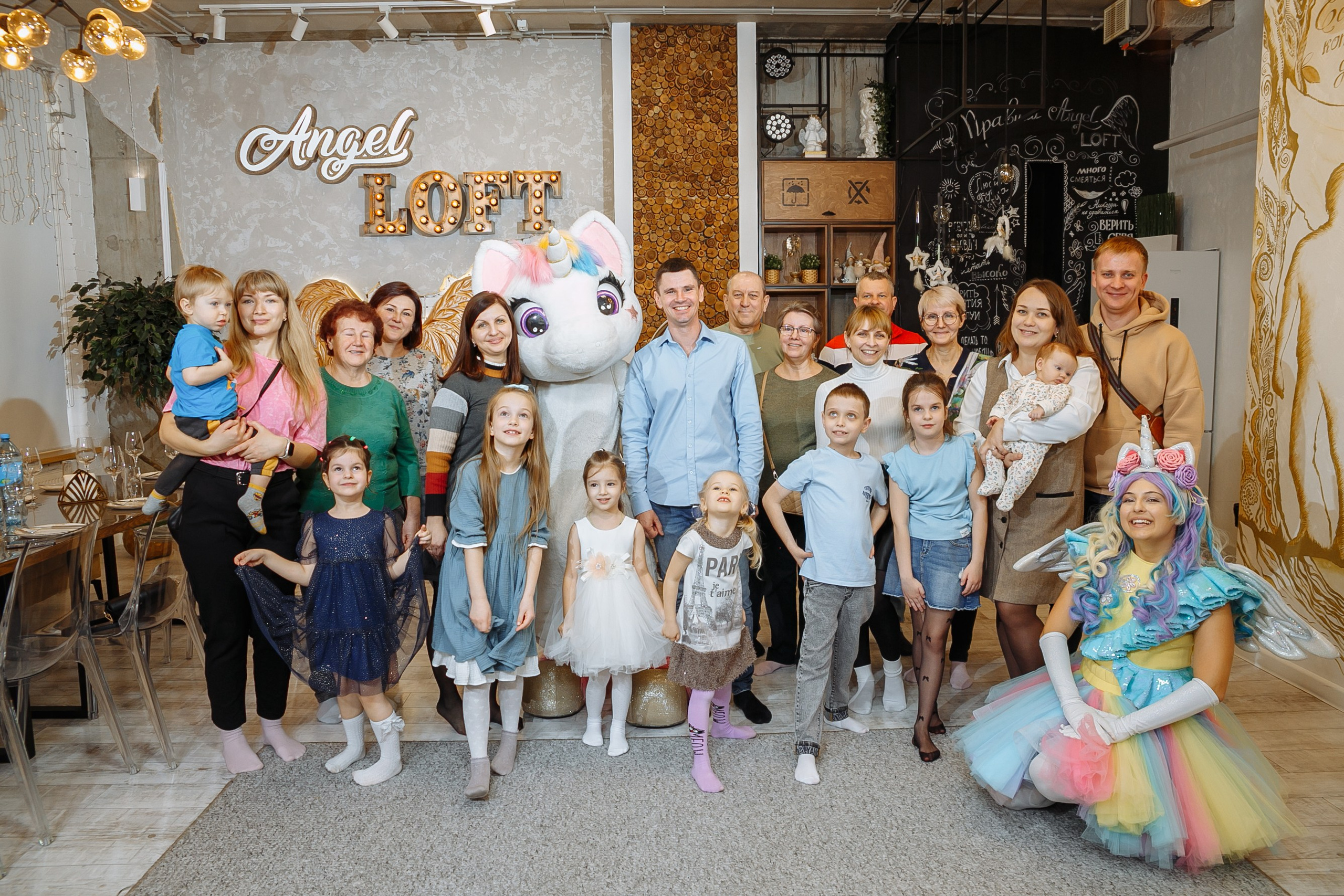 Насте 5 лет, дети играют в Ангел лофт. Событийный фотограф Максим Бескоровайновнов