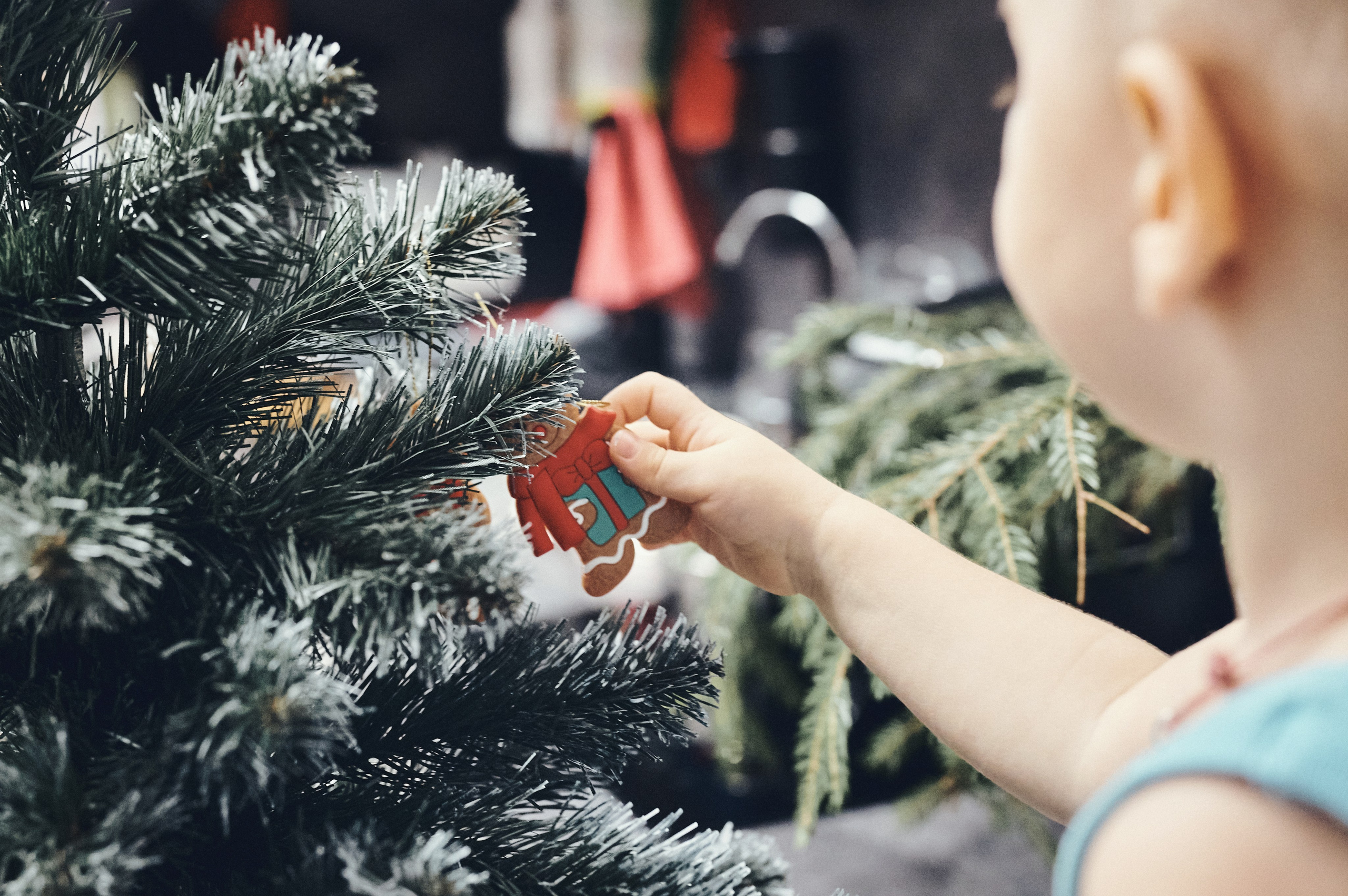 Малыш наряжает елку