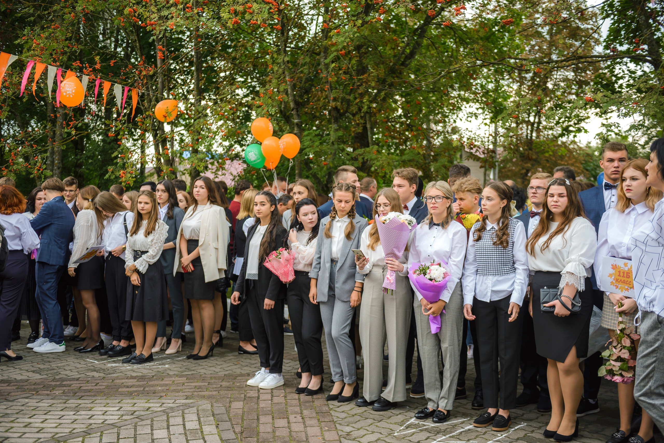 Линейка 11-е классы 2023. Фотограф Галина Лисанова, г. Брянск