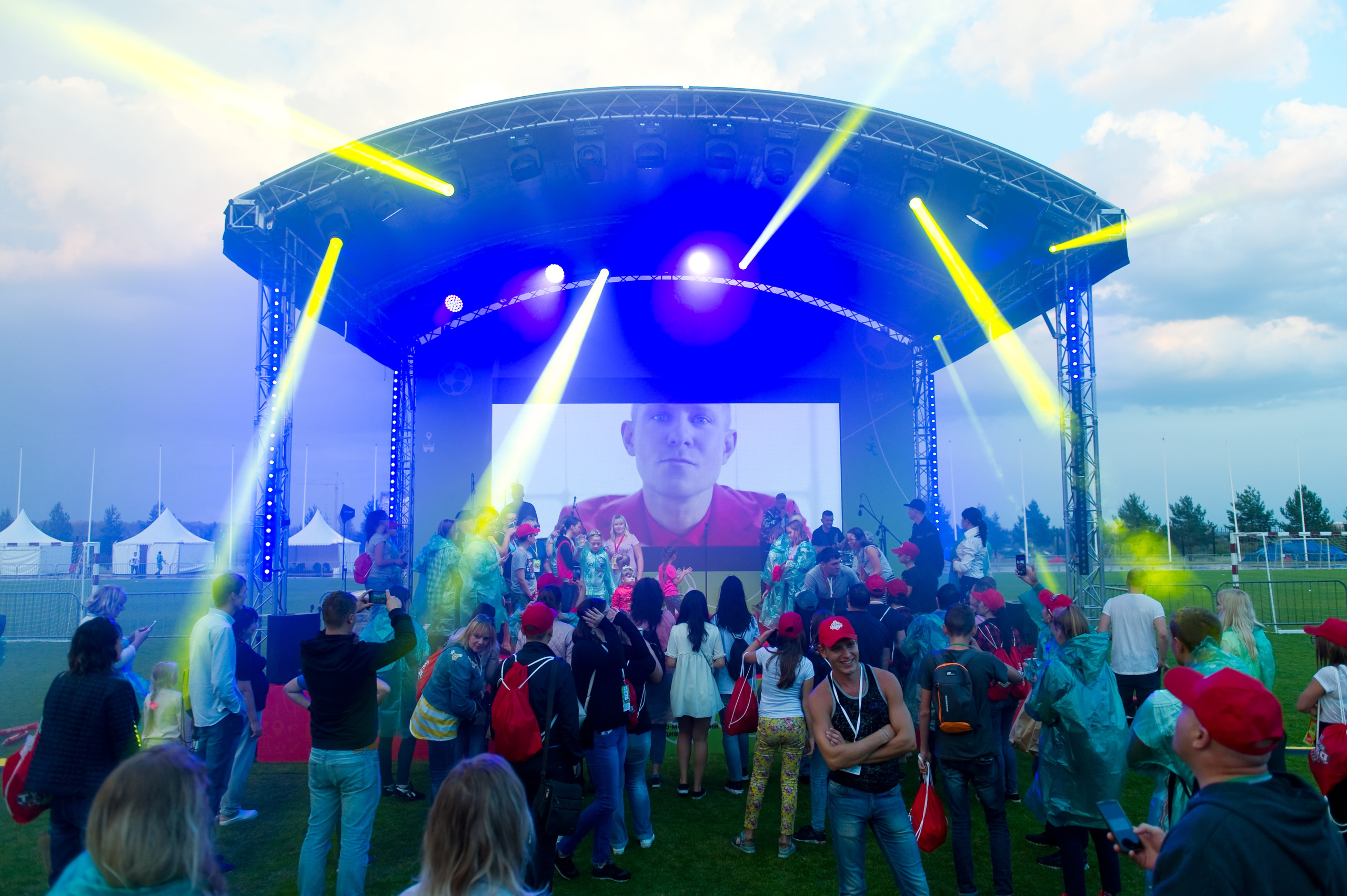 Турбофутбол (корпоративное соревнование «Пятерочки»). Репортажный фотограф и видеограф Слава Думчев. Тимбилдинги, отчетники, корпоративы