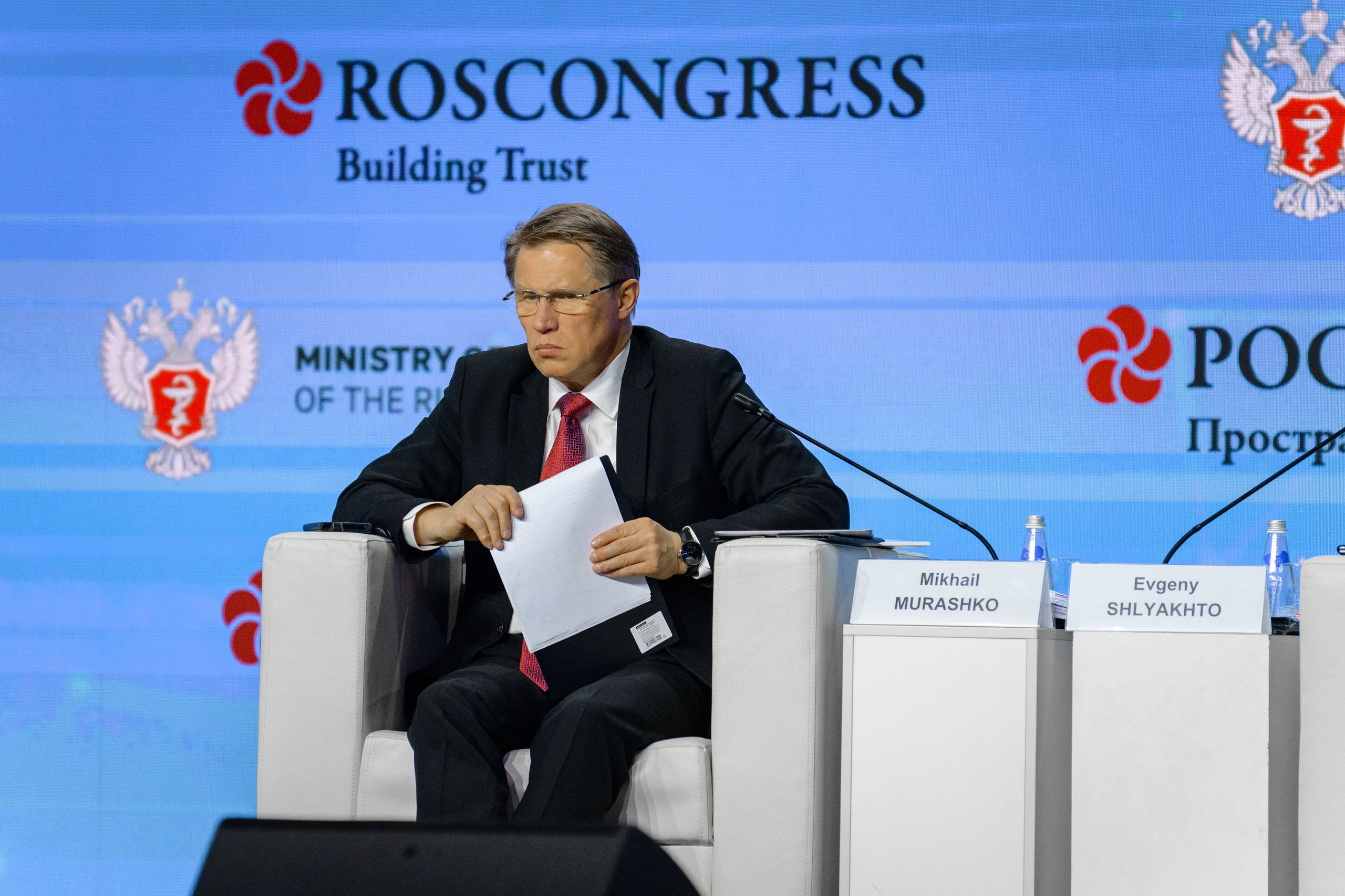 Выставки: Фотография с выставки, на которой посетители изучают представленные экспонаты. Скворцова Вероника. Татьяна Голикова. Михаил Мурашко. Единая Россия. Дума. Министр Здравоохранения. ФМБА. Правительство России. Фотография с форума, на которой участники активно участвуют в дискуссии.