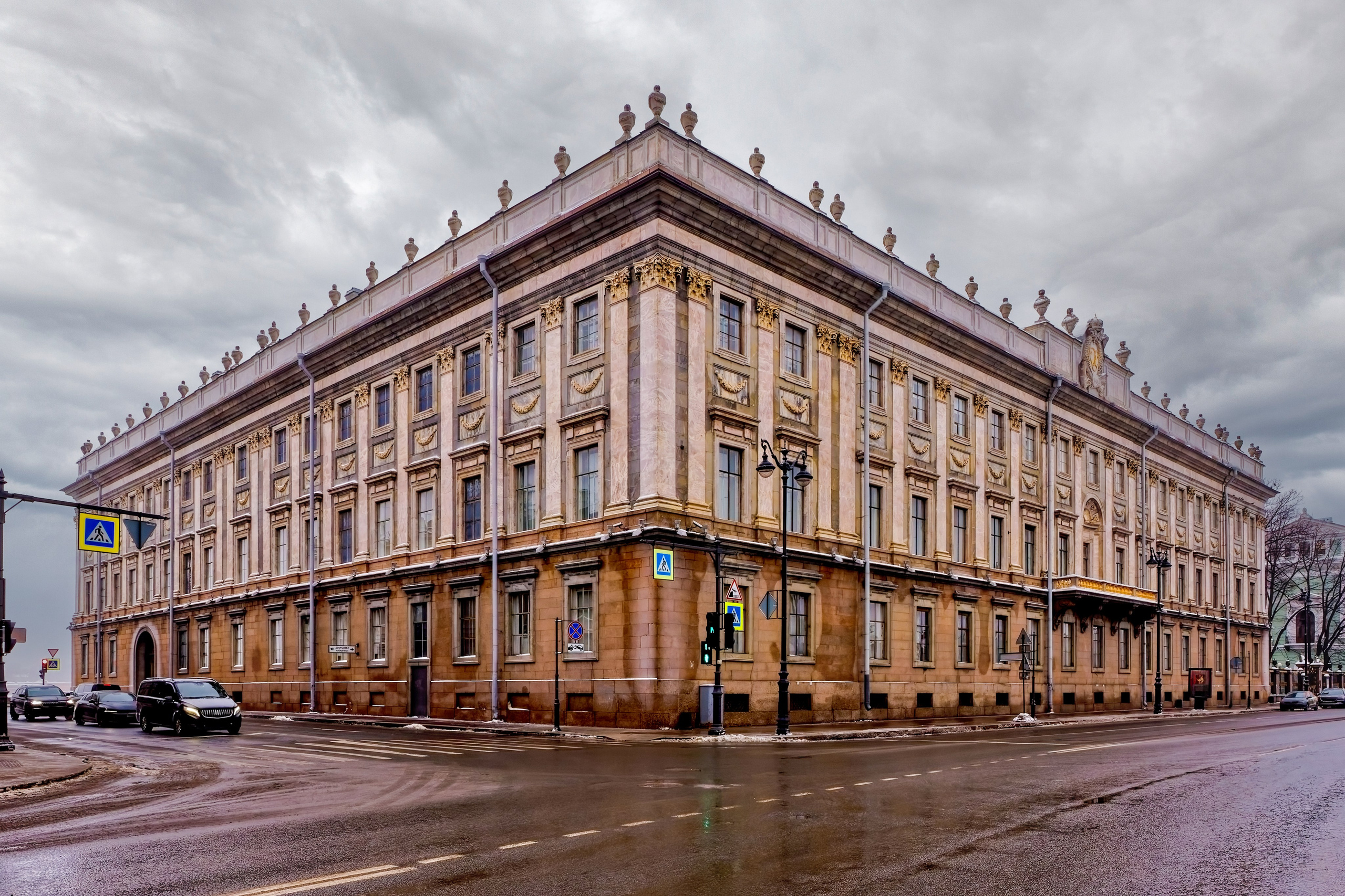 Санкт-Петербург, улица Миллионная, дом 5а (Дворцовая набережная, дом 6а, Мраморный переулок, дом 2). Мраморный (Константиновский) дворец, 1785 год. Архитектор Антонио Ринальди, строители Пётр Егорович Егоров, Михаил Иванович Мордвинов, 1849 (перестройка) Александр Павлович Брюллов.  ОКНФЗ 781610426770016