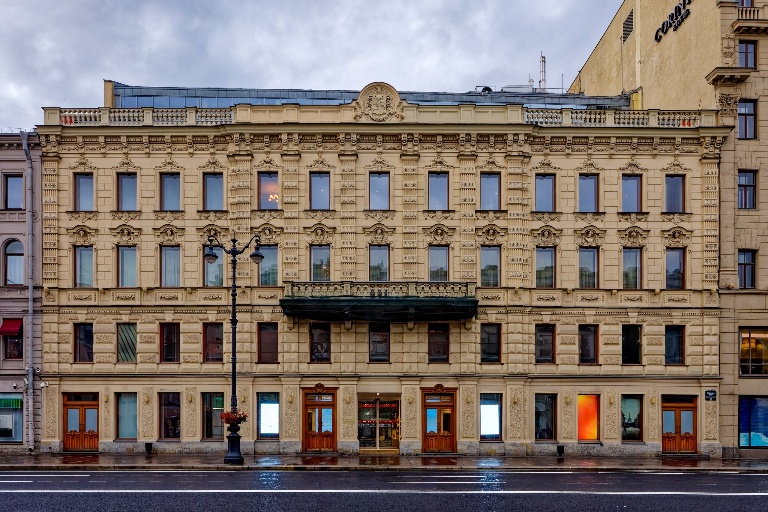 Санкт-Петербург, Невский проспект, дом 59. Дом Ю.А. Воейковой, 1823 год. Архитектор Павел Данилович Шретер. Утрачено. Фасад воссоздан в 2009 году. 