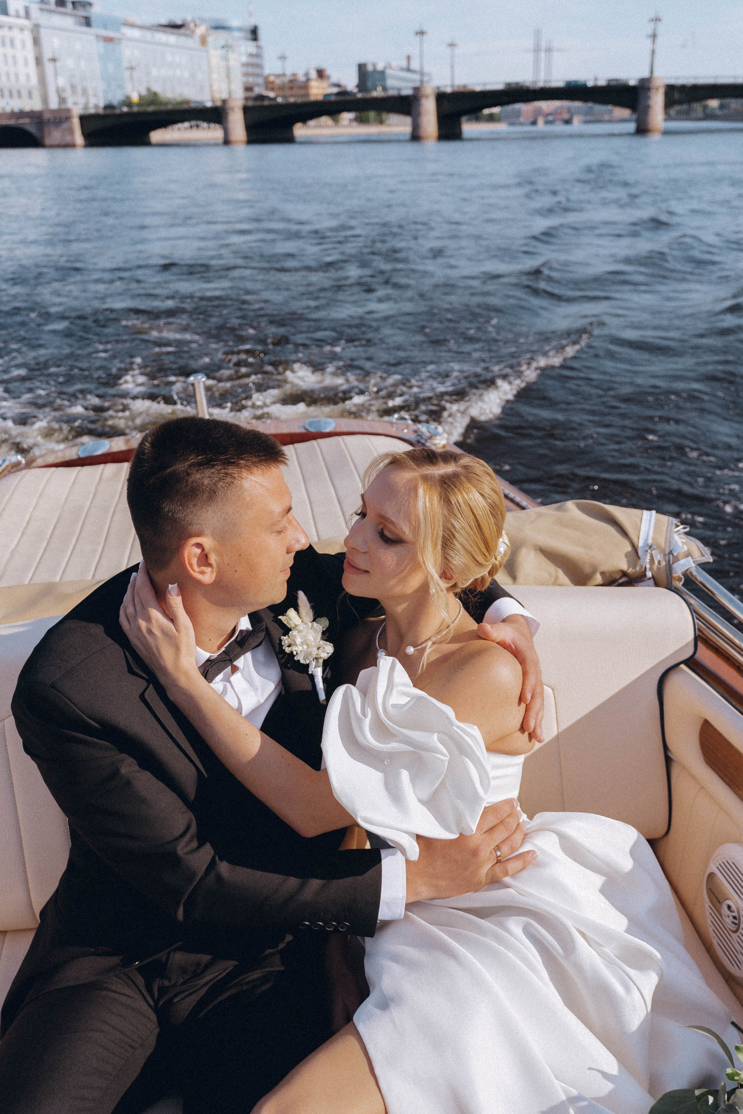 СВАДЕНБНАЯ СЬЕМКА НА КАТЕРЕ ПО КАНАЛАМ САНКТ-ПЕТЕРБУРГА И В АКВАТОРИИ НЕВЫ. Профессиональный фотограф, Санкт-Петербург — Виктория Богомолова