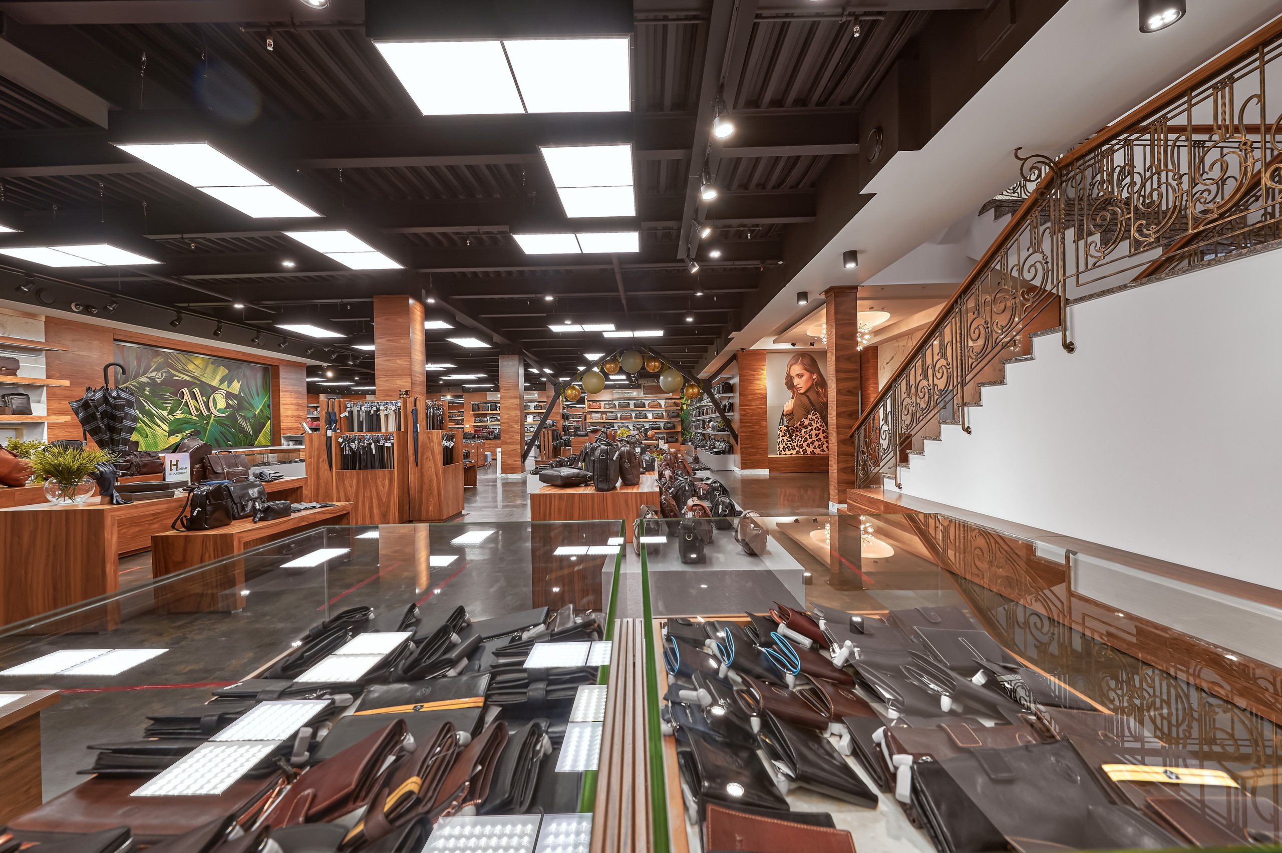 Портфолио по интерьерной и экстерьерной фотосъёмки: Мир сумок — Левый берег. Фотограф Яковлев Роман — Красноярск