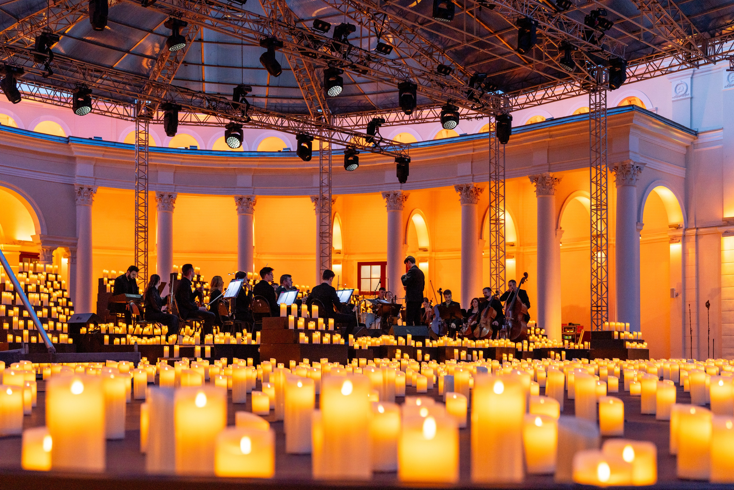Симфонический оркестр Lumisfera при свечах. Фотограф Никита Комаров