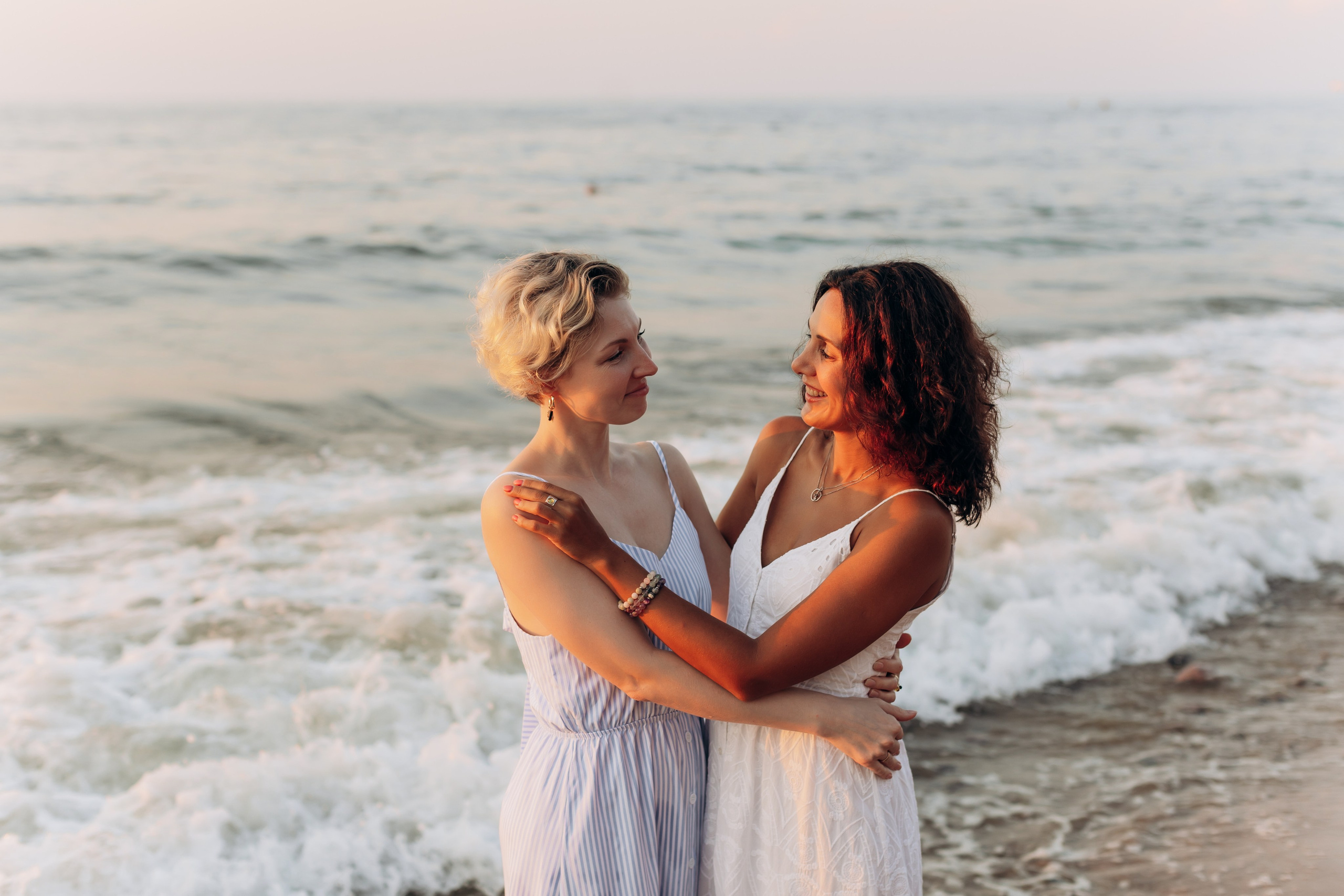 Подруги Пионеский Сосновый бор закат. Фотограф в Калининграде свадебная фотография, репортажная, фотосессии