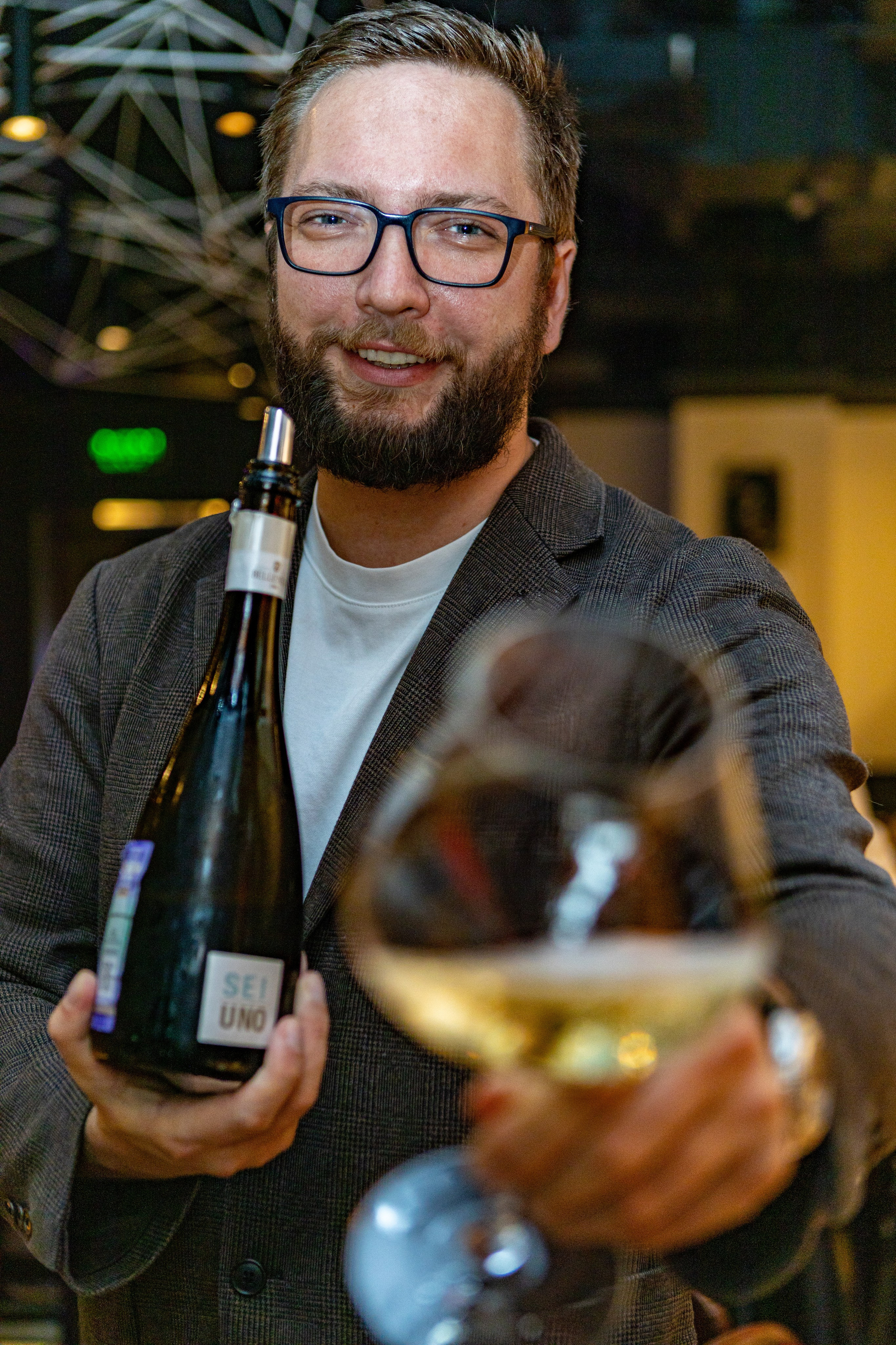 Мужчина предлагает попробовать вино 