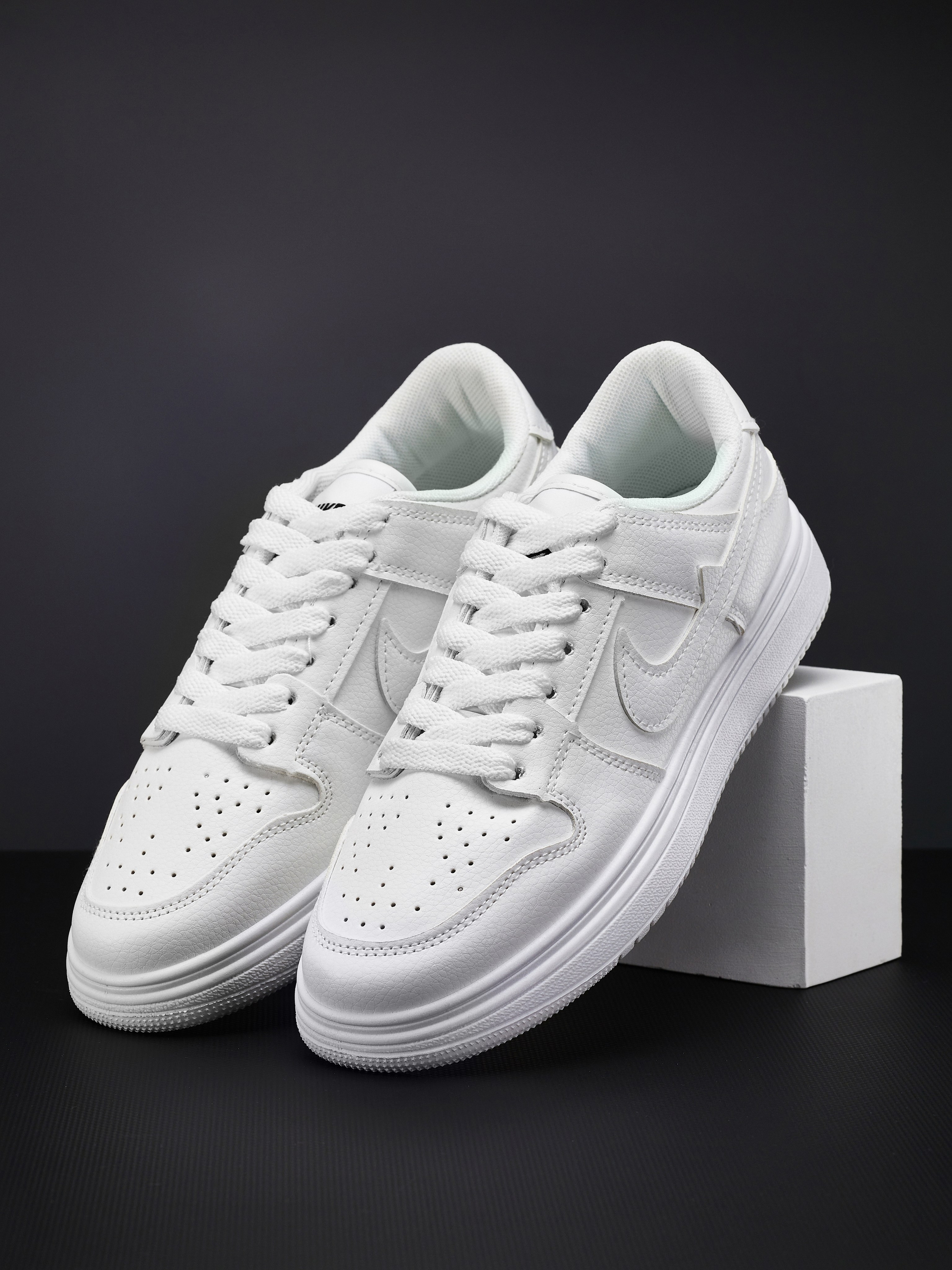 Кеды. Уютная студия предметной съемки для маркетплейсов в городе Москва