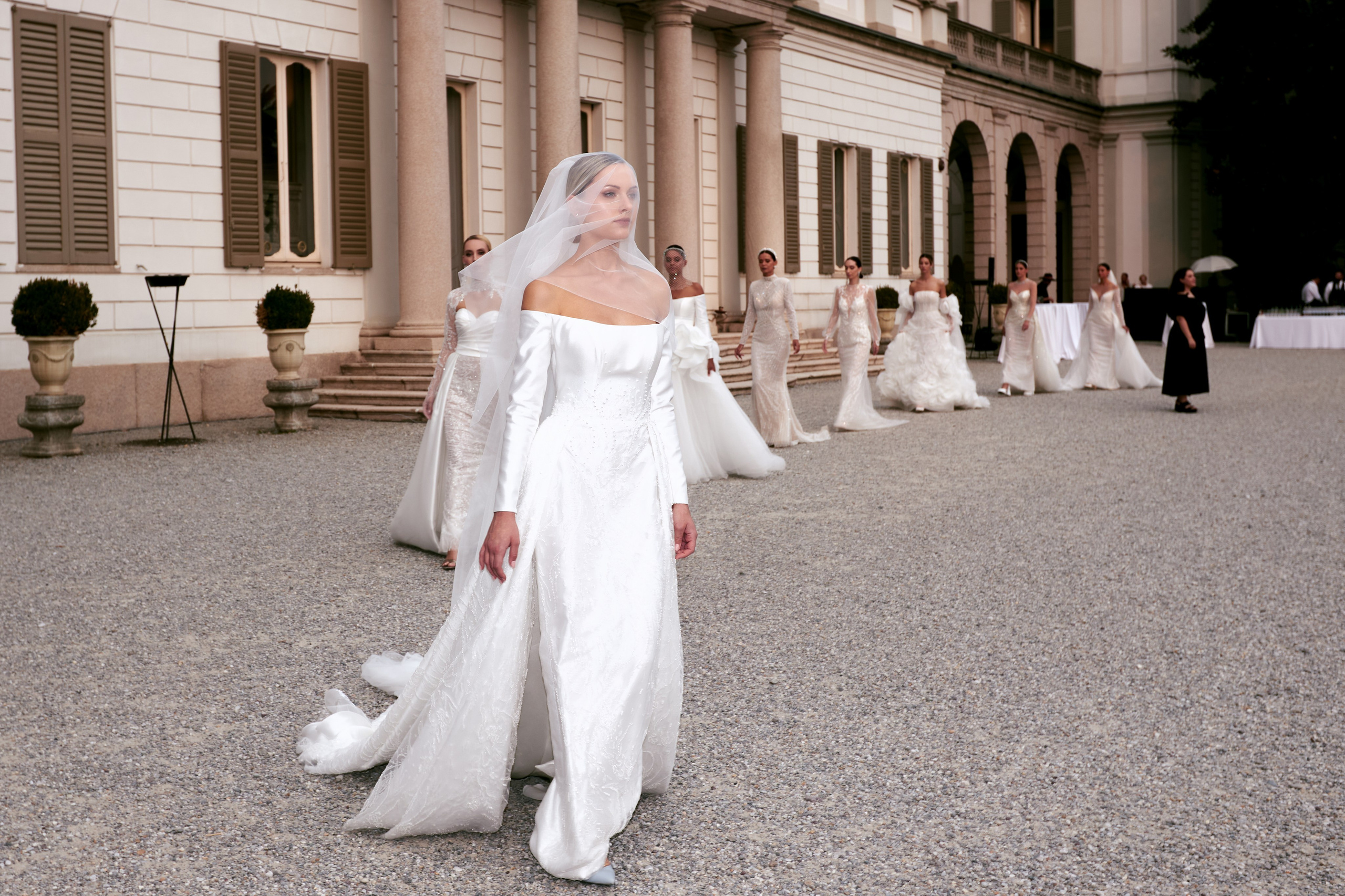White Wedding Platform Runaway 2023 Milano. Photographer & Videographer in Barcelona