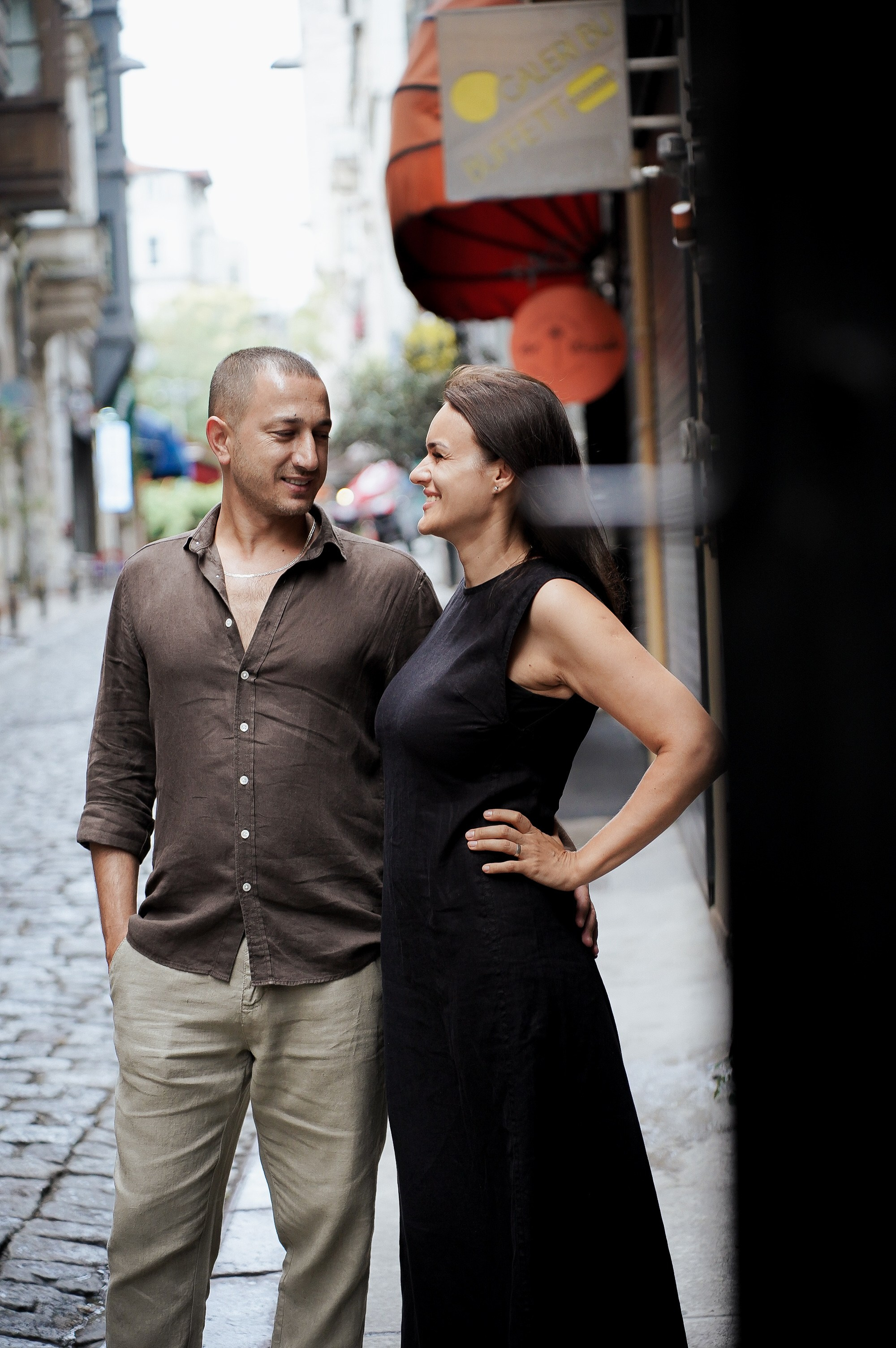 Семейная пара гуляет по улицам Стамбула и фотографируется у исторических памятников и красивых городских видов. Идеальная фотосессия для создания памятных фотографий с профессиональным фотографом.