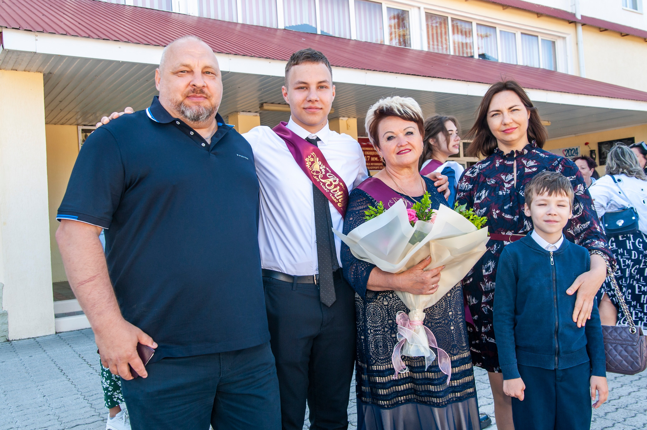 Последний Звонок МАОУ СОШ № 17 им. Эдуарда Есаяна — Архипо-Осиповка. Свадебный и семейный фотограф Денис Лукьянов в Краснодаре, Краснодарском крае и Республике Крым