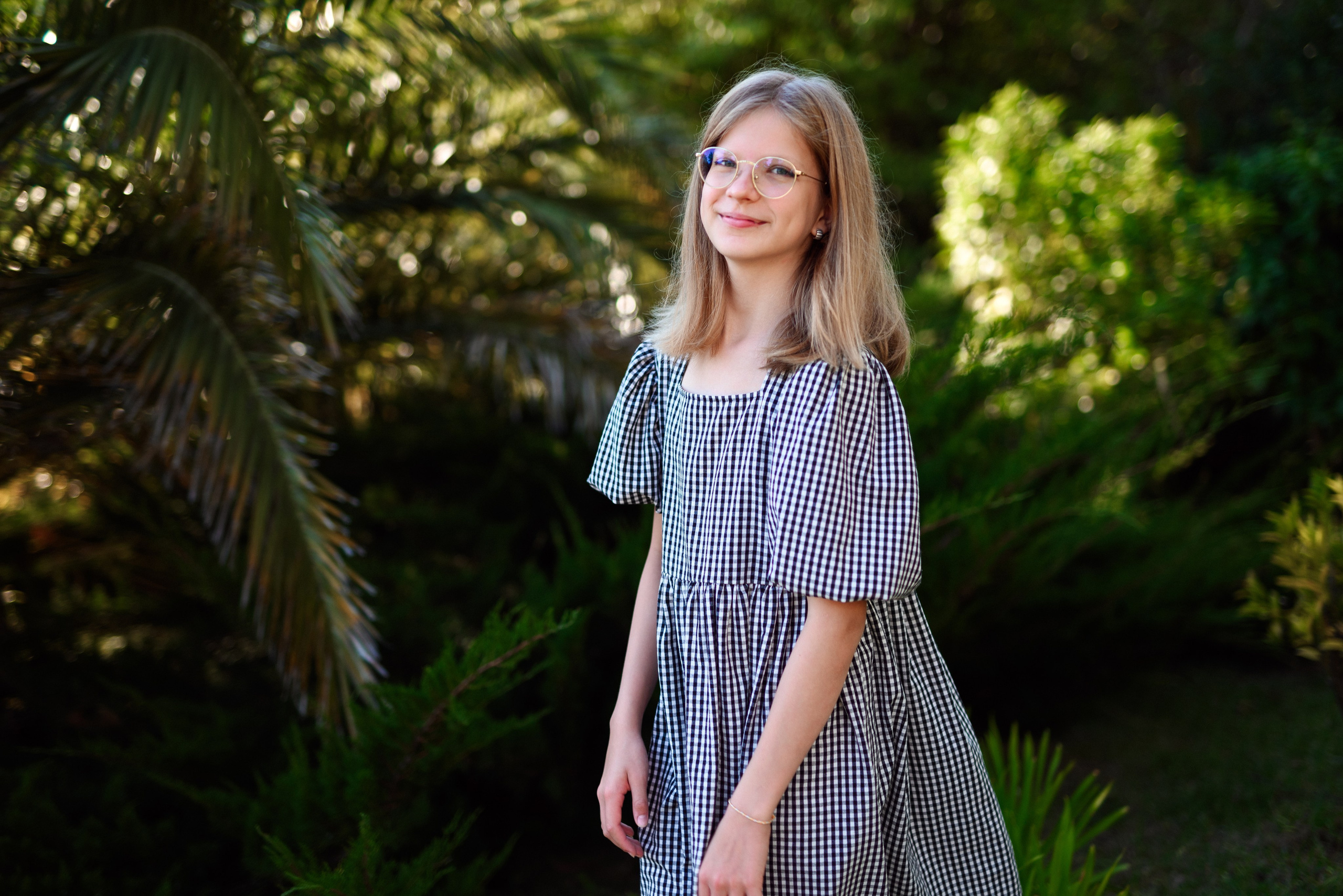 Мама с дочкой на отдыхе в Сочи — фотосессия с красивым видом на море и пальмы