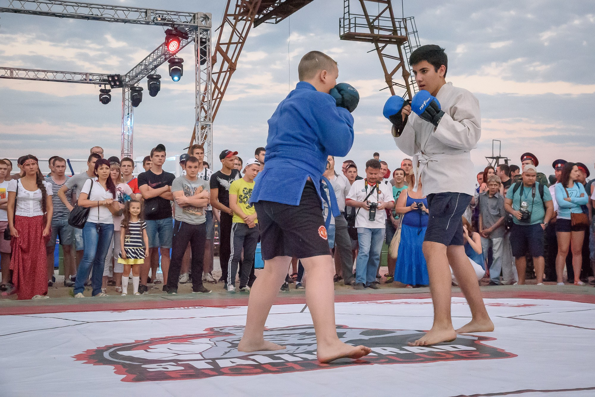 Спортсмены проводят спарринг